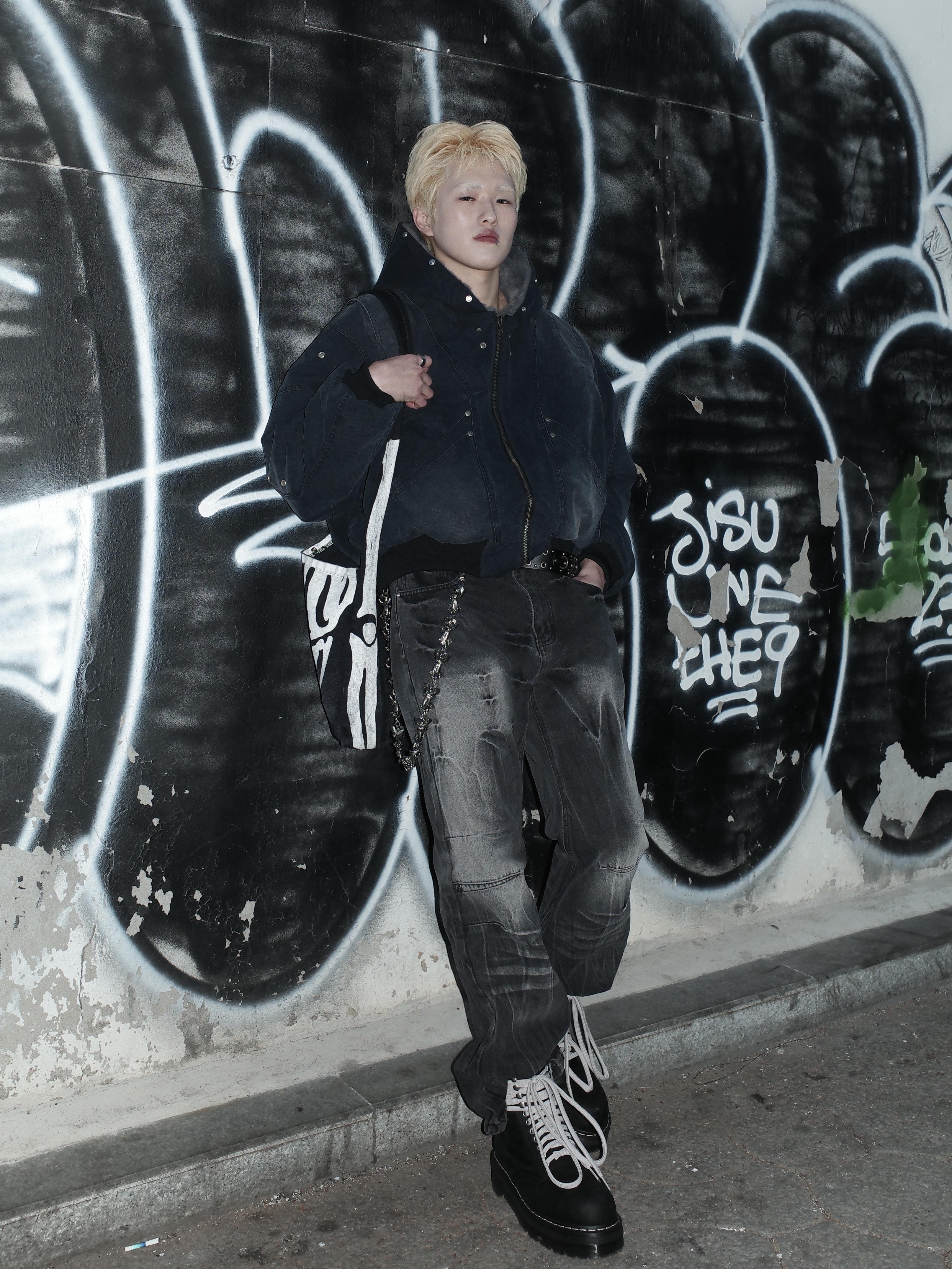 Dr. Martens x Rick Owens Quad Sole Steel Toe Boots Black, Kapital 14 oz. Denim Bone Print Book Bag Black 착용 스타일 - 1
