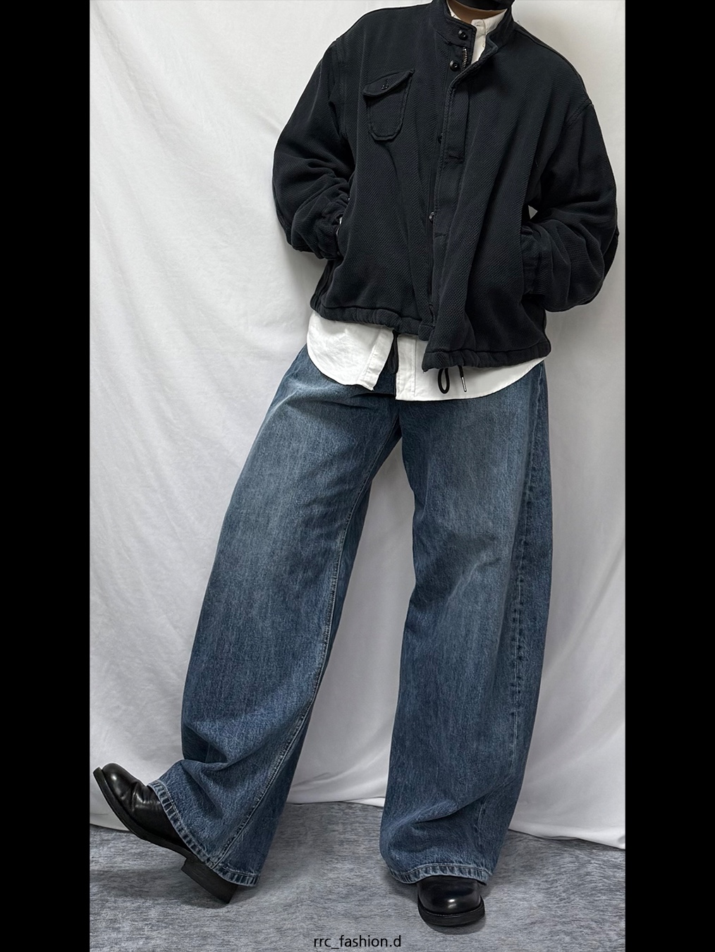 Hatchingroom Wide Curve Jeans Washed Blue 착용 스타일 - 1