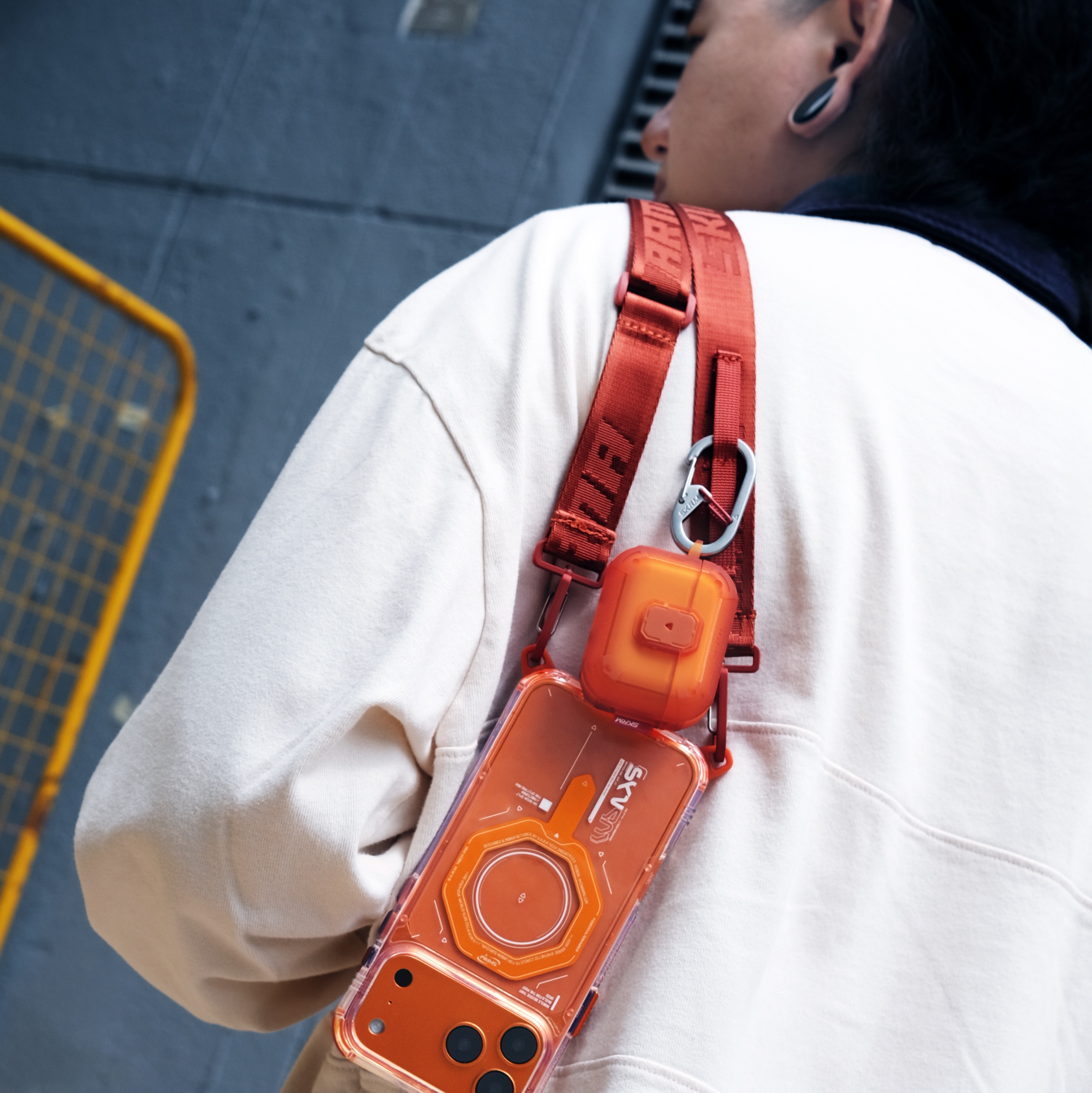 Skinarma AirPods Pro 3 Meca LE Orange 착용 스타일