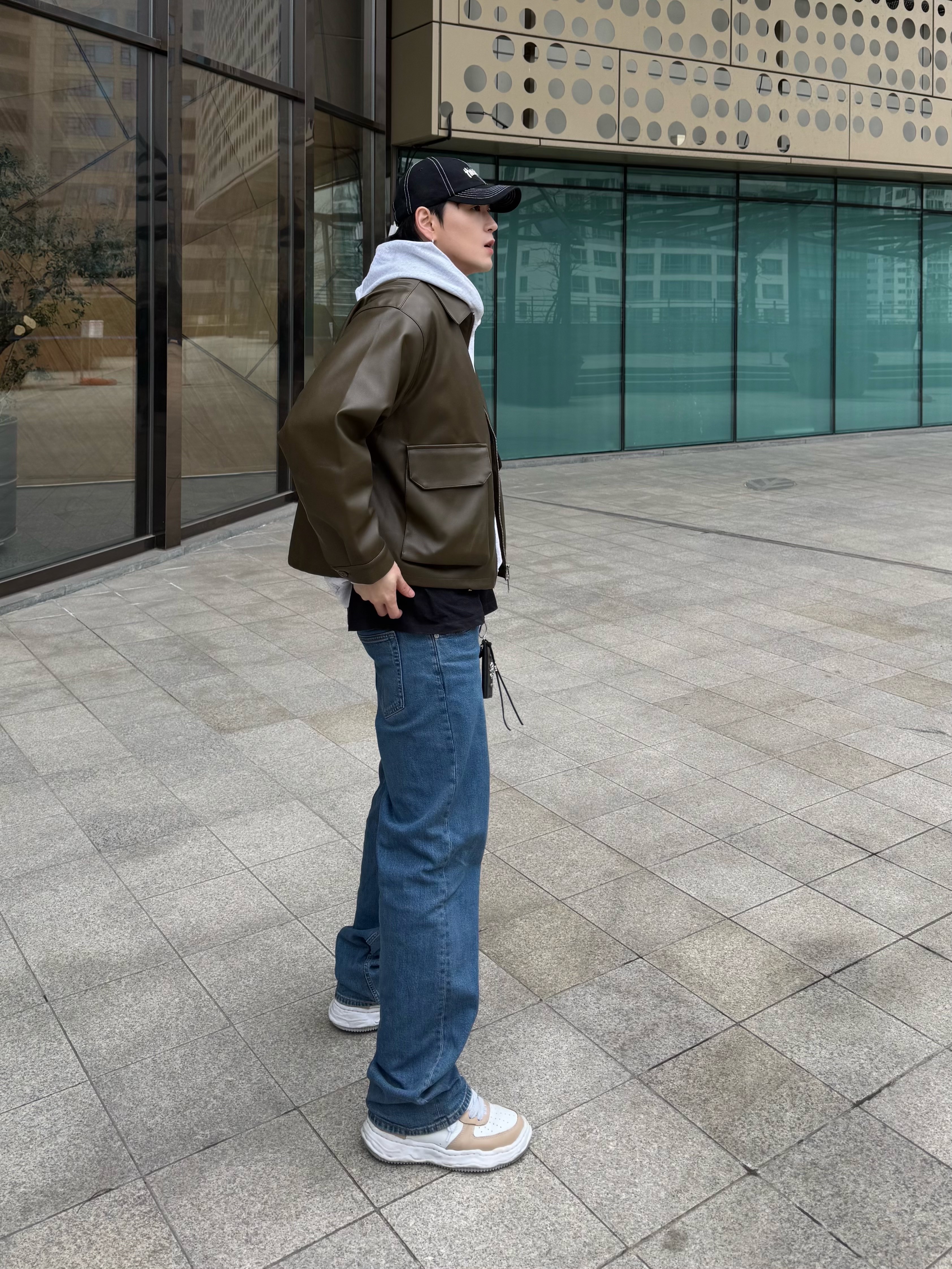 Maison Mihara Yasuhiro Wayne OG Sole Leather Low-top Sneakers Beige White, Yeezy x Gosha Rubchinskiy YZY Black Dogs Hoodie Heather Grey 착용 스타일 - 3