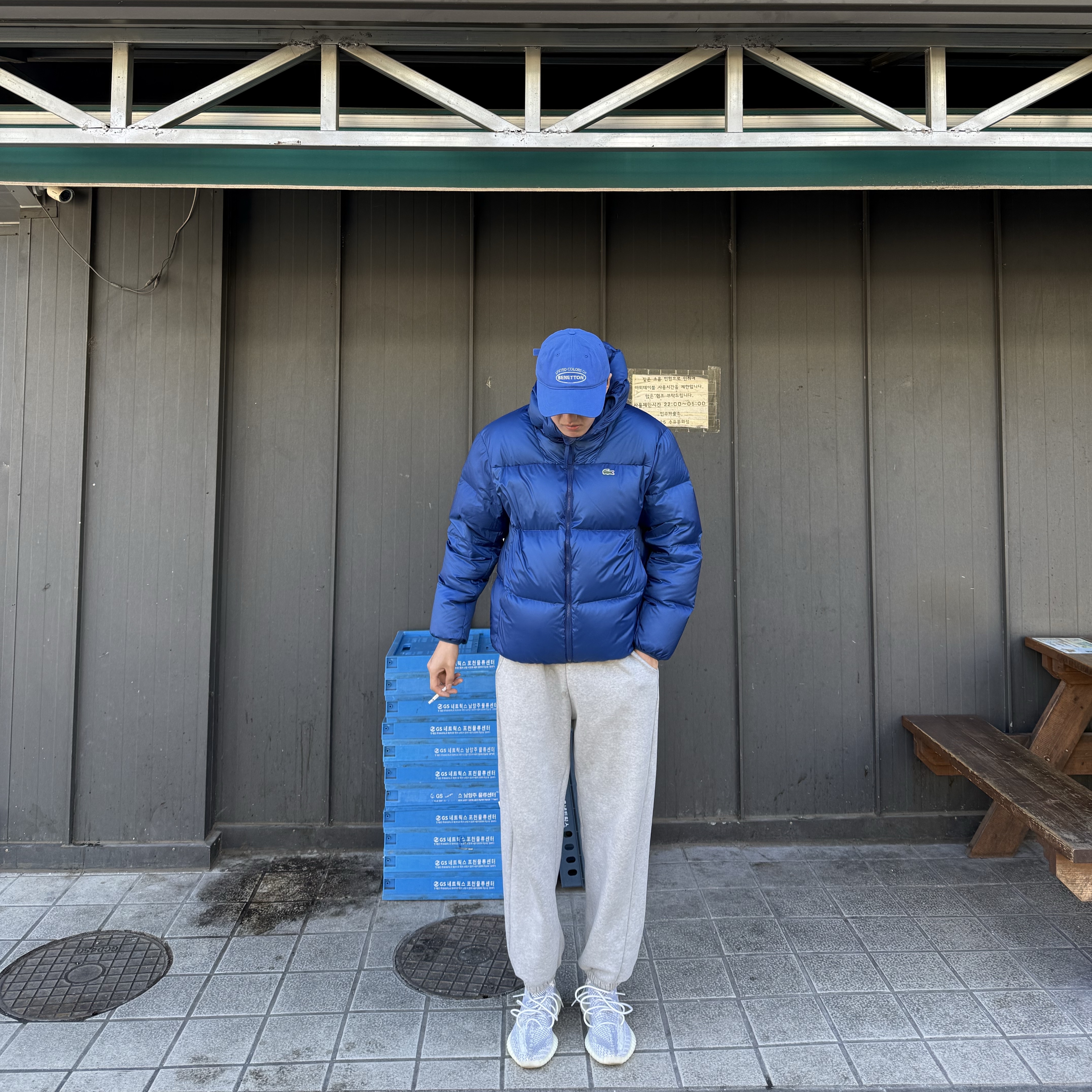 Adidas Yeezy Boost 350 V2 Static 2023, Lacoste Hooded Down Puffer Black 착용 스타일