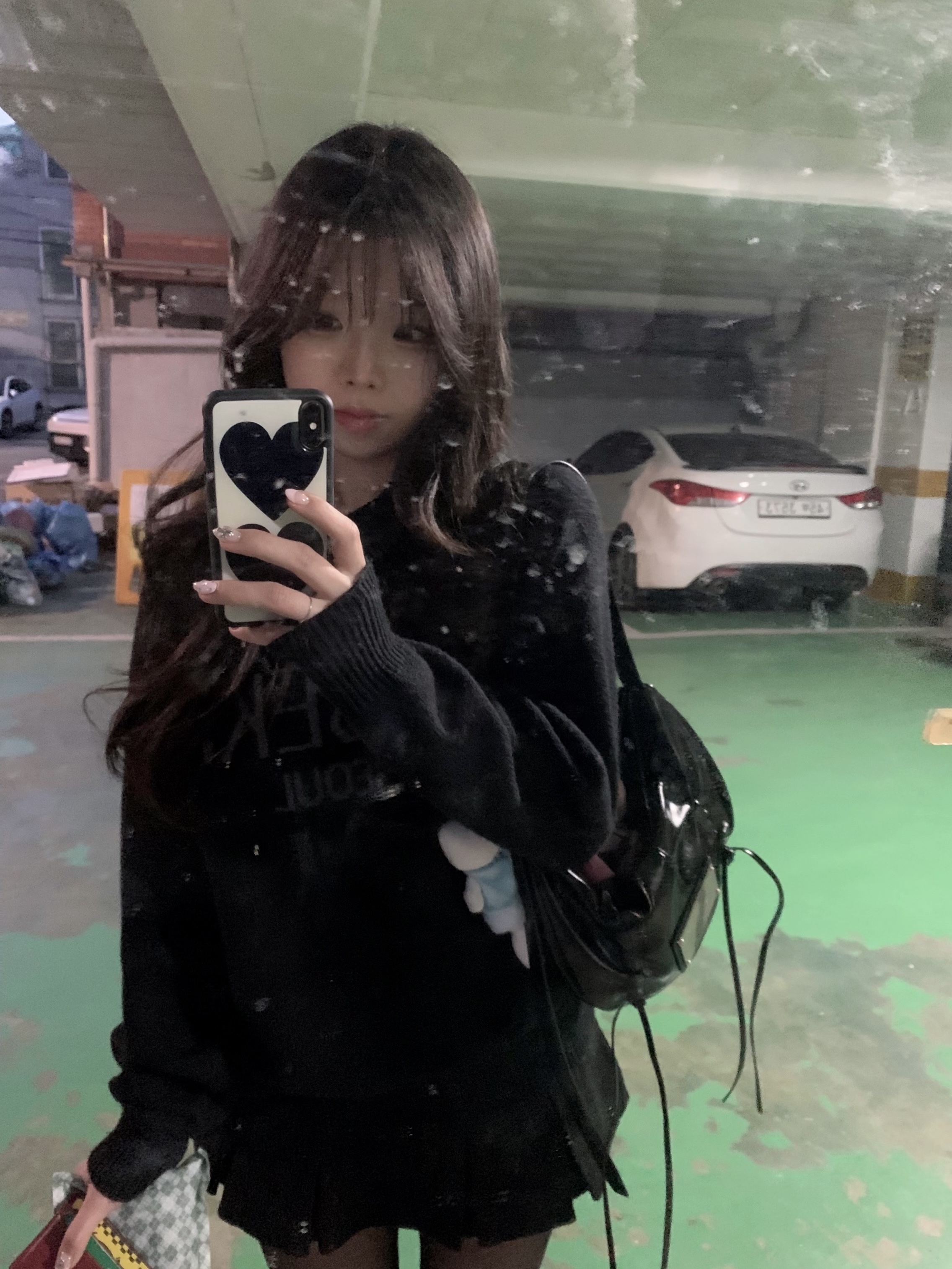 Matin Kim Half Shirring Ribbon Round Bag Black 착용 스타일 - 2