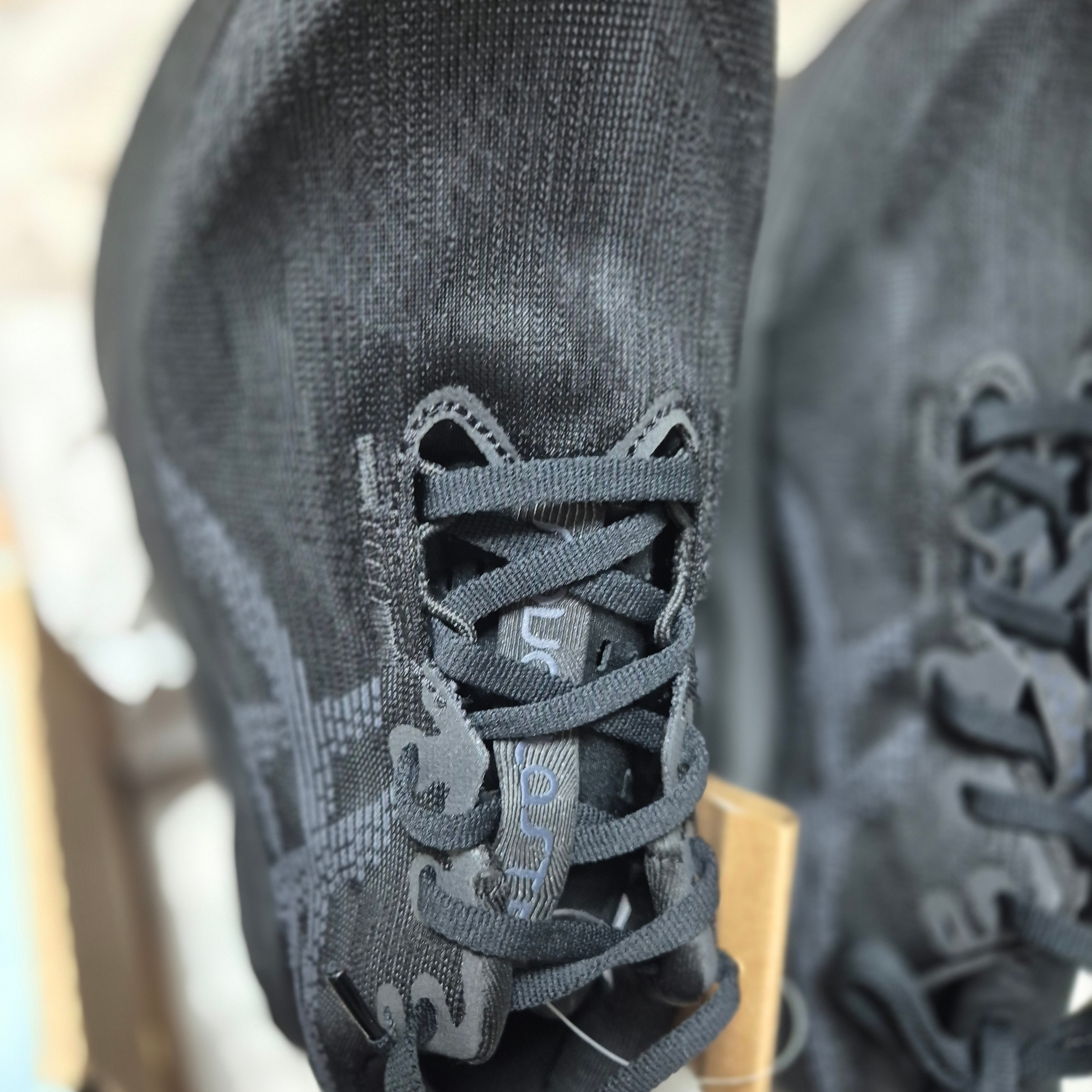Asics Novablast 5 Black Carrier Grey - 2E Wide, (W) Asics Novablast 5 Black Carrier Grey 착용 스타일 - 1