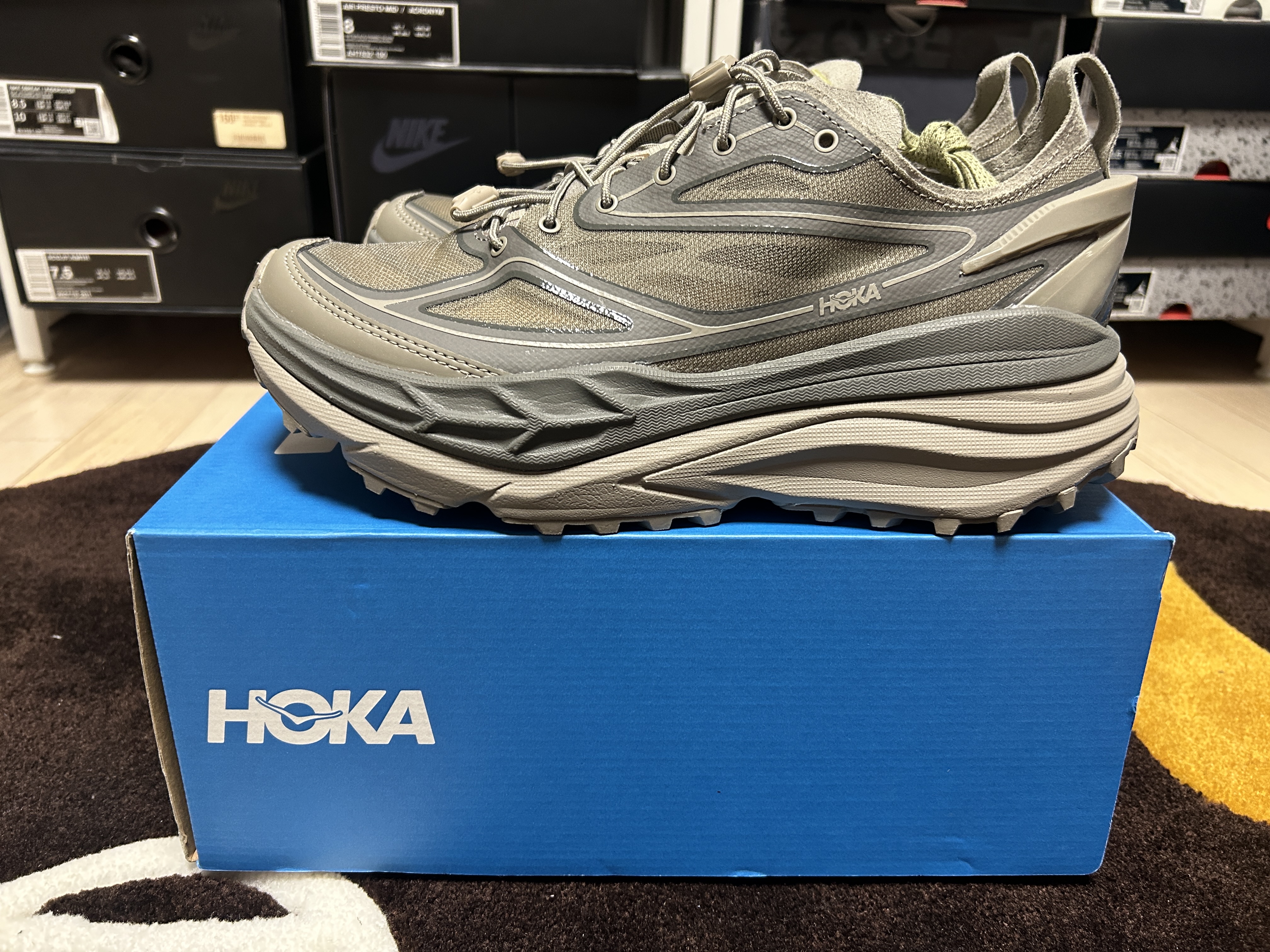 Hoka Stinson One7 Light Roast Asphalt 착용 스타일