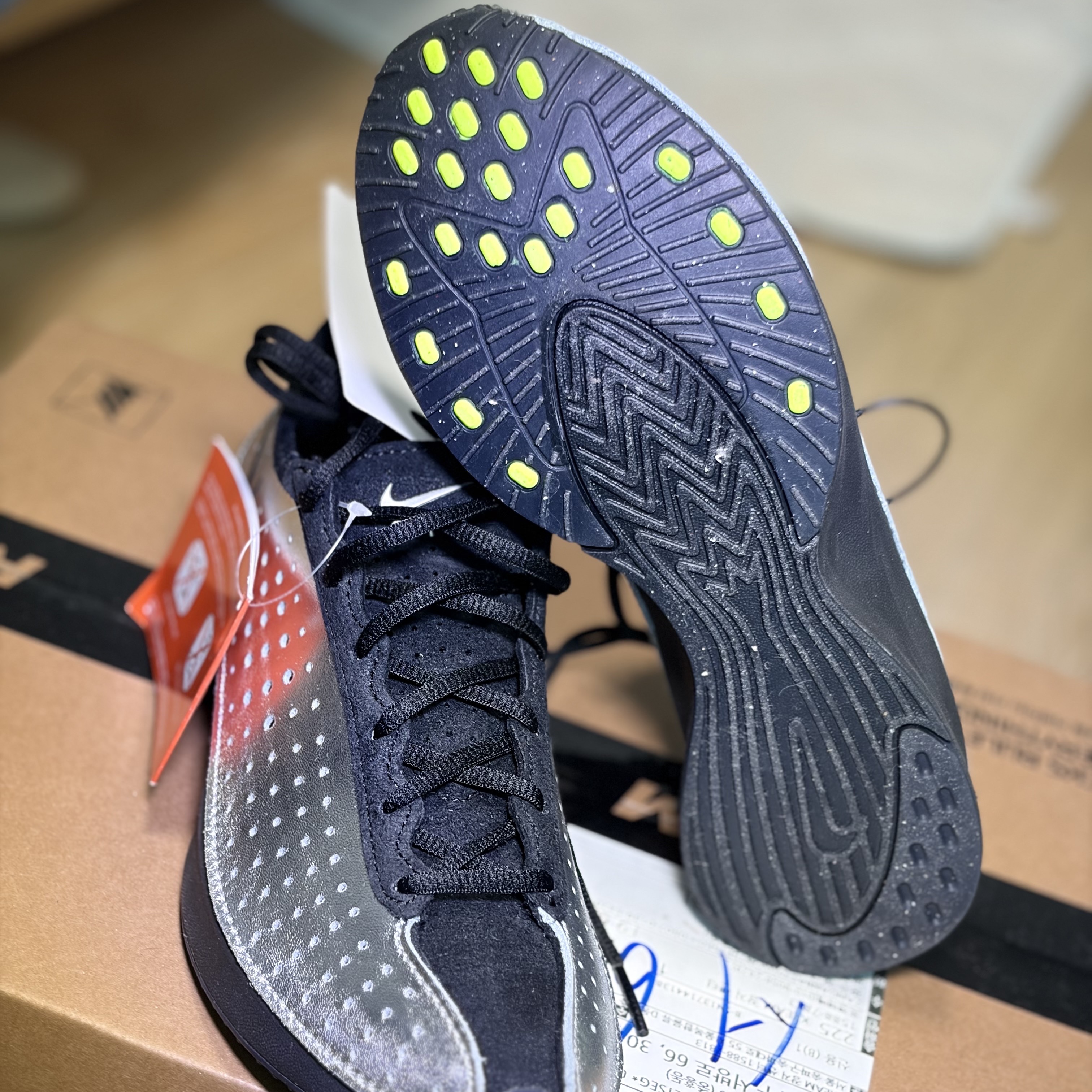 (W) Nike Air Superfly Metallic Silver and Black 착용 스타일 - 2