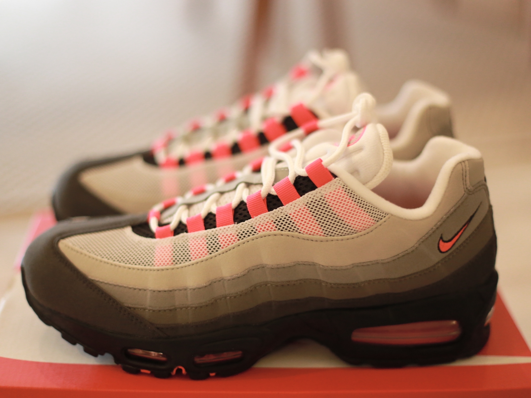 Nike Air Max 95 OG Medium Ash and Solar Red 착용 스타일 - 1