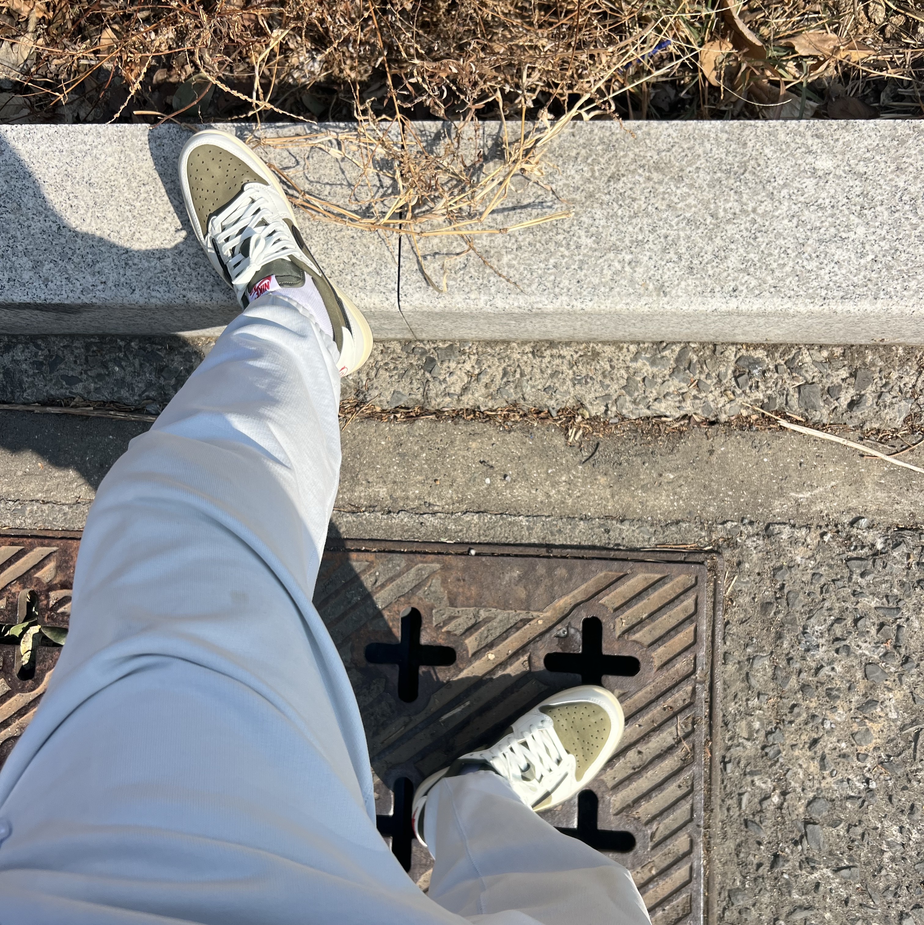 Jordan 1 x Travis Scott Retro Low OG SP Reverse Olive 착용 스타일