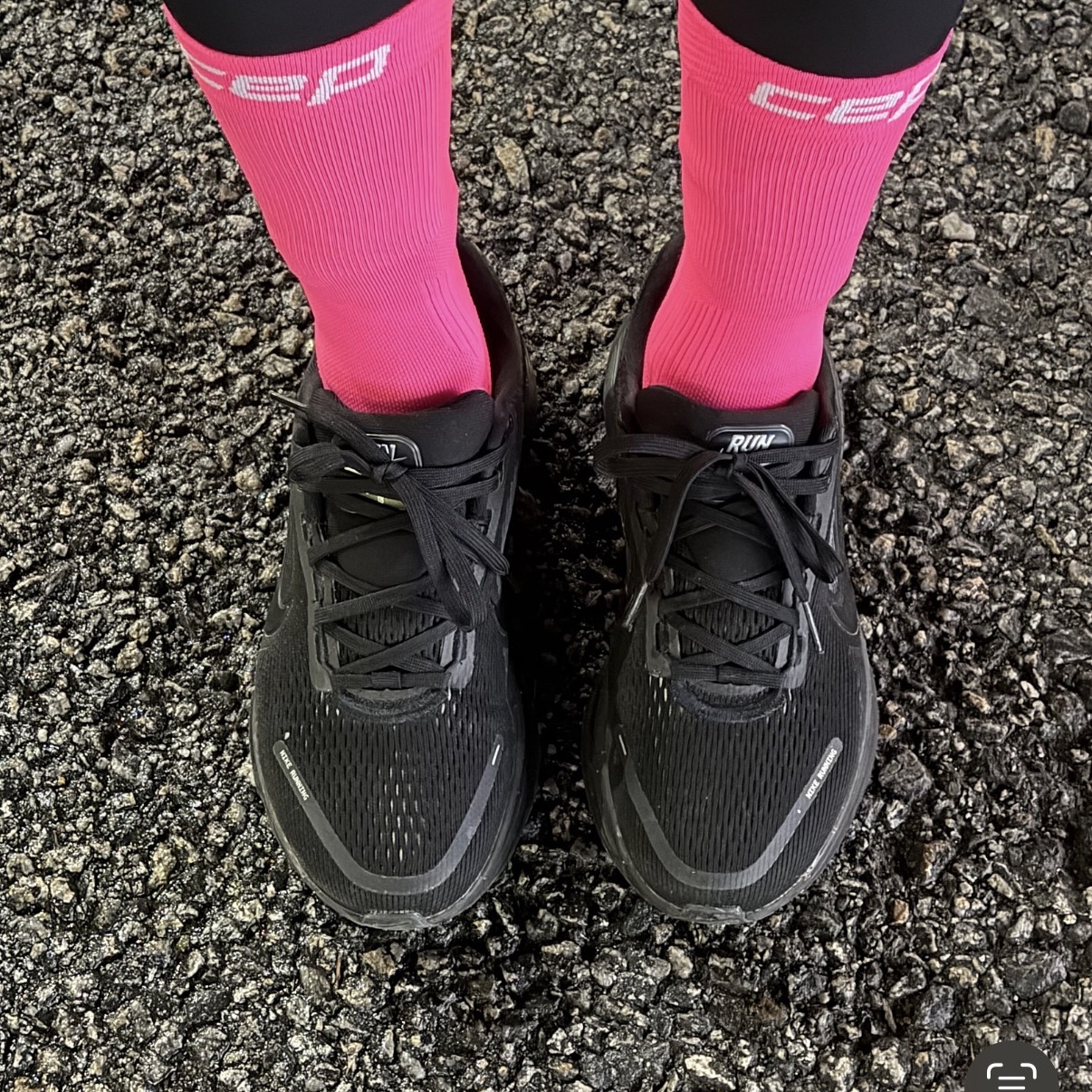 Nike Vomero 18 Black Dark Smoke Grey, CEP Core Run Mid Cut Socks V5 Pink Women 착용 스타일
