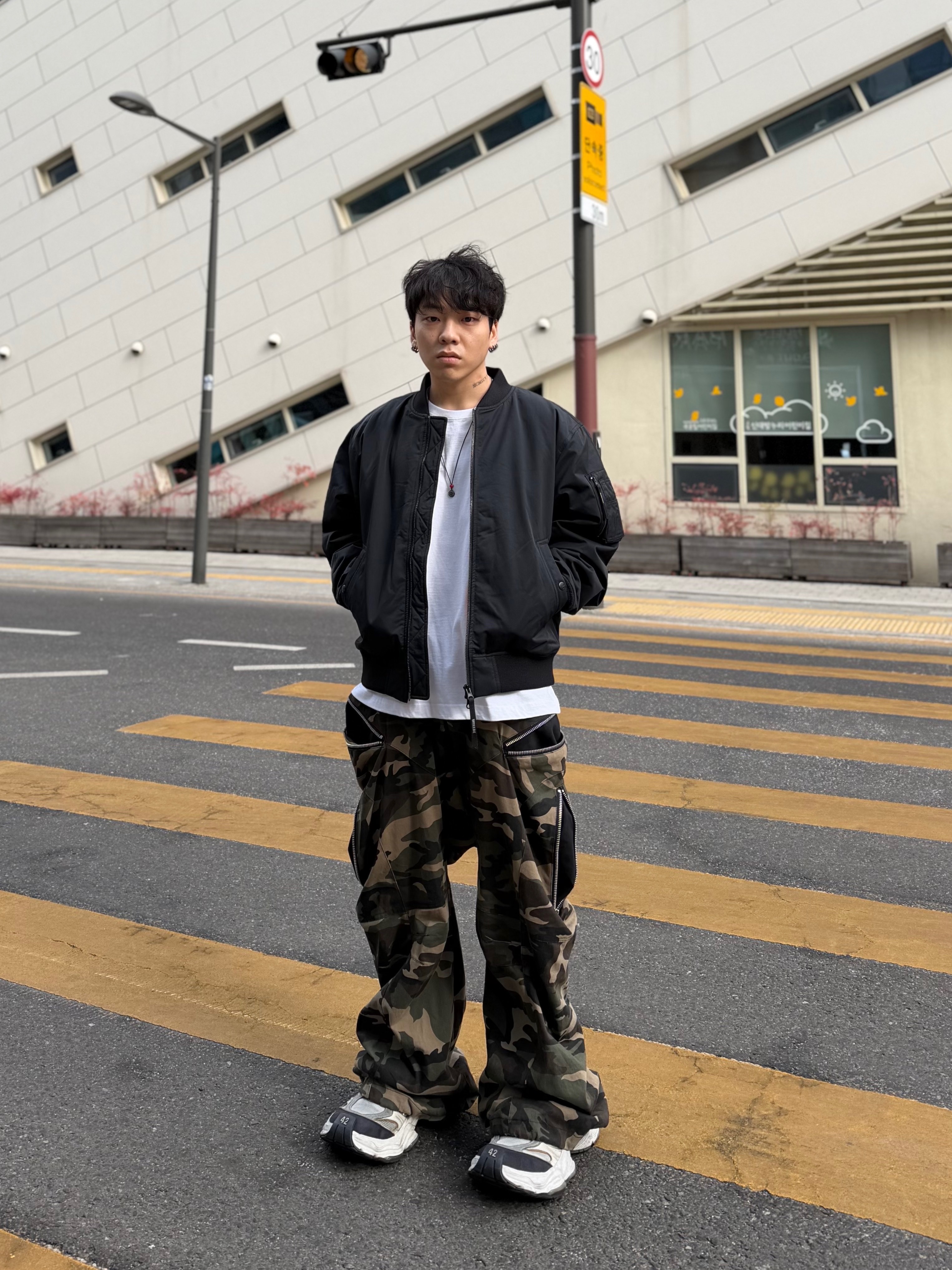 [KREAM 단독] ROARINGRAD Zipper Sagging Pants Nylon Ver. Black, Balenciaga Cargo Sneakers White Grey 착용 스타일 - 4