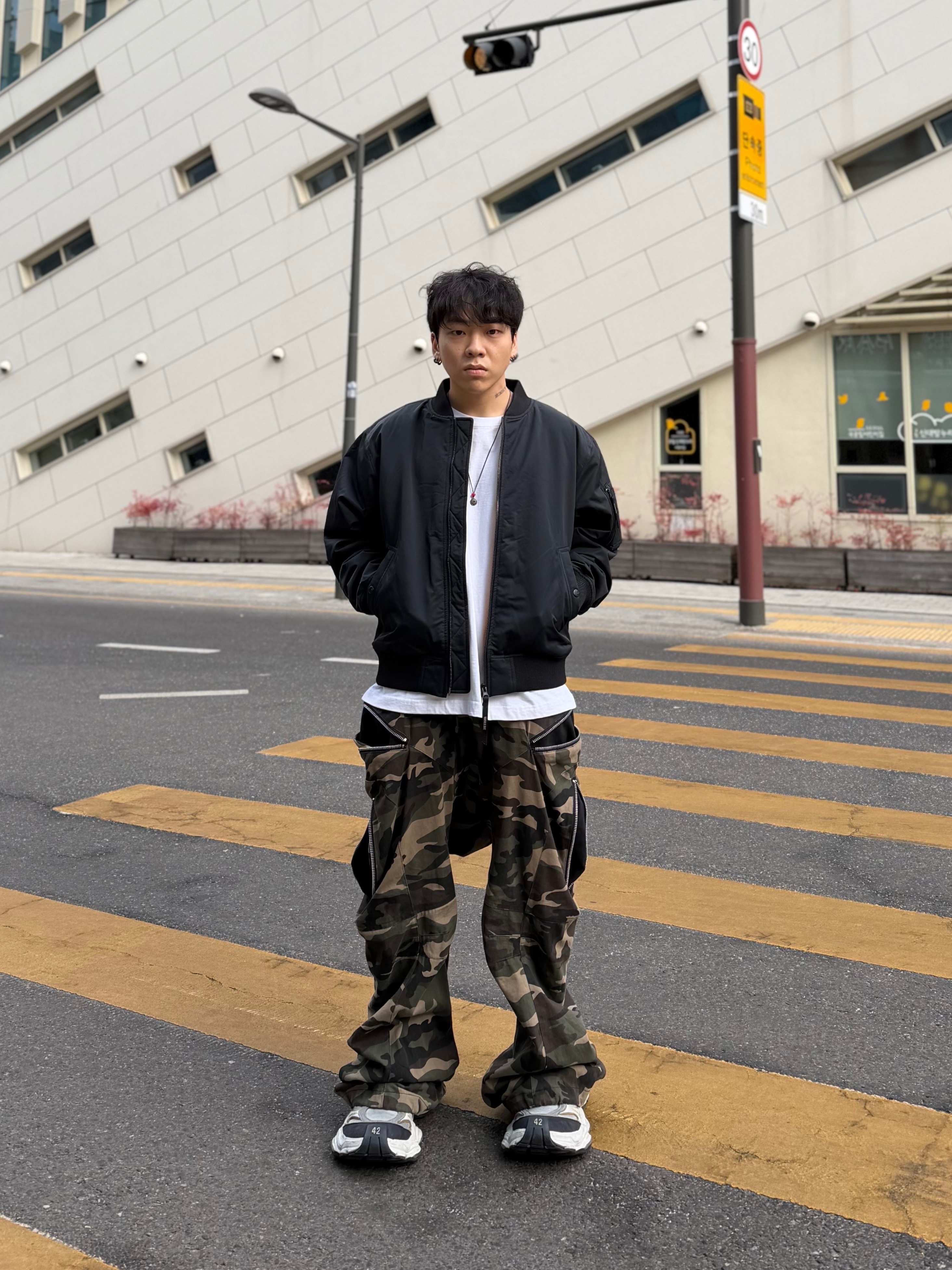 [KREAM 단독] ROARINGRAD Zipper Sagging Pants Nylon Ver. Black, Balenciaga Cargo Sneakers White Grey 착용 스타일 - 3