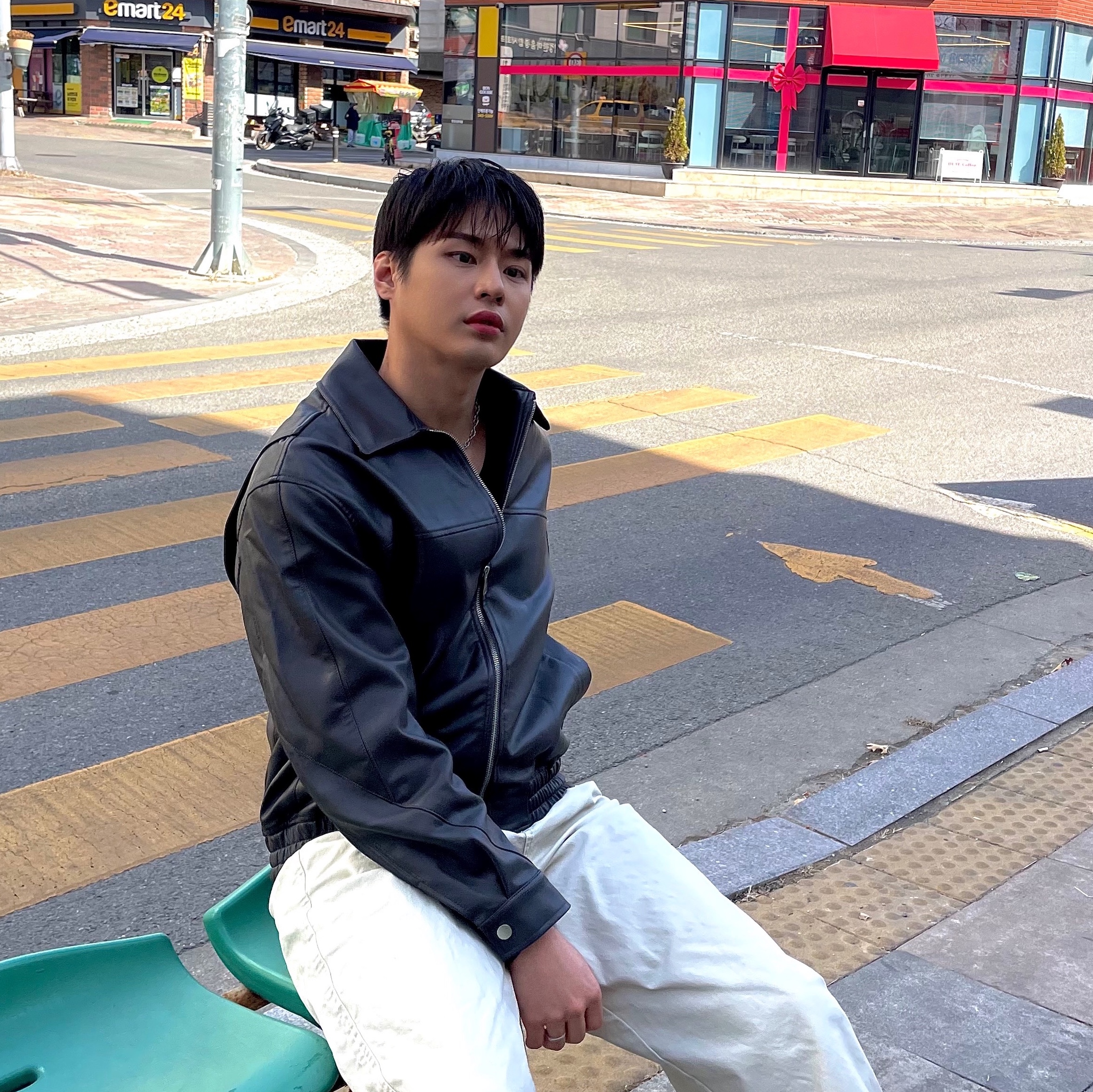 Millo Archive Reflect Curved Chino Pants Beige, Aakam Thorn Patch Sleeveless Black 착용 스타일 - 3