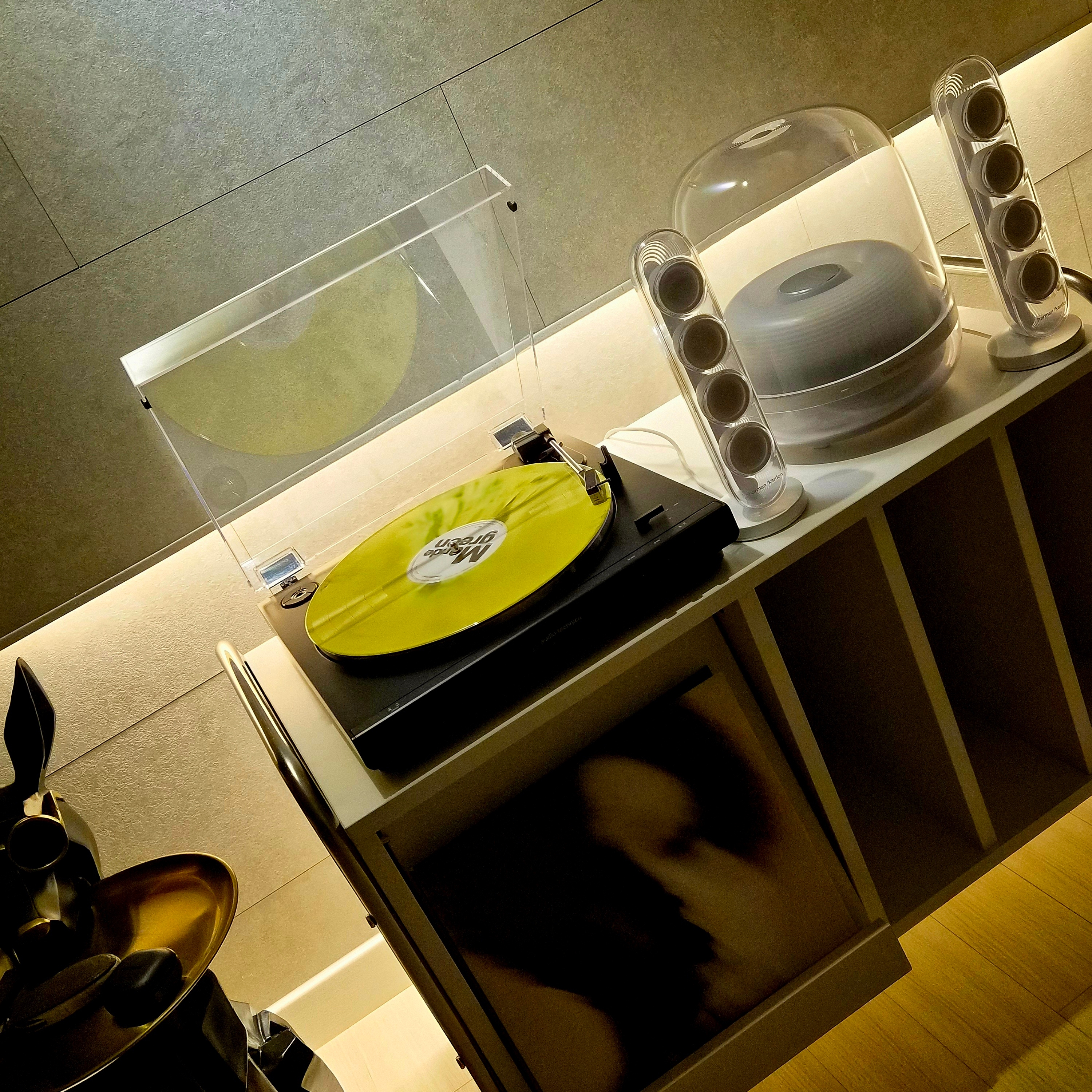 Damons Year 2nd EP Mondegreen First Pressing LP Yellow Black Marble 착용 스타일