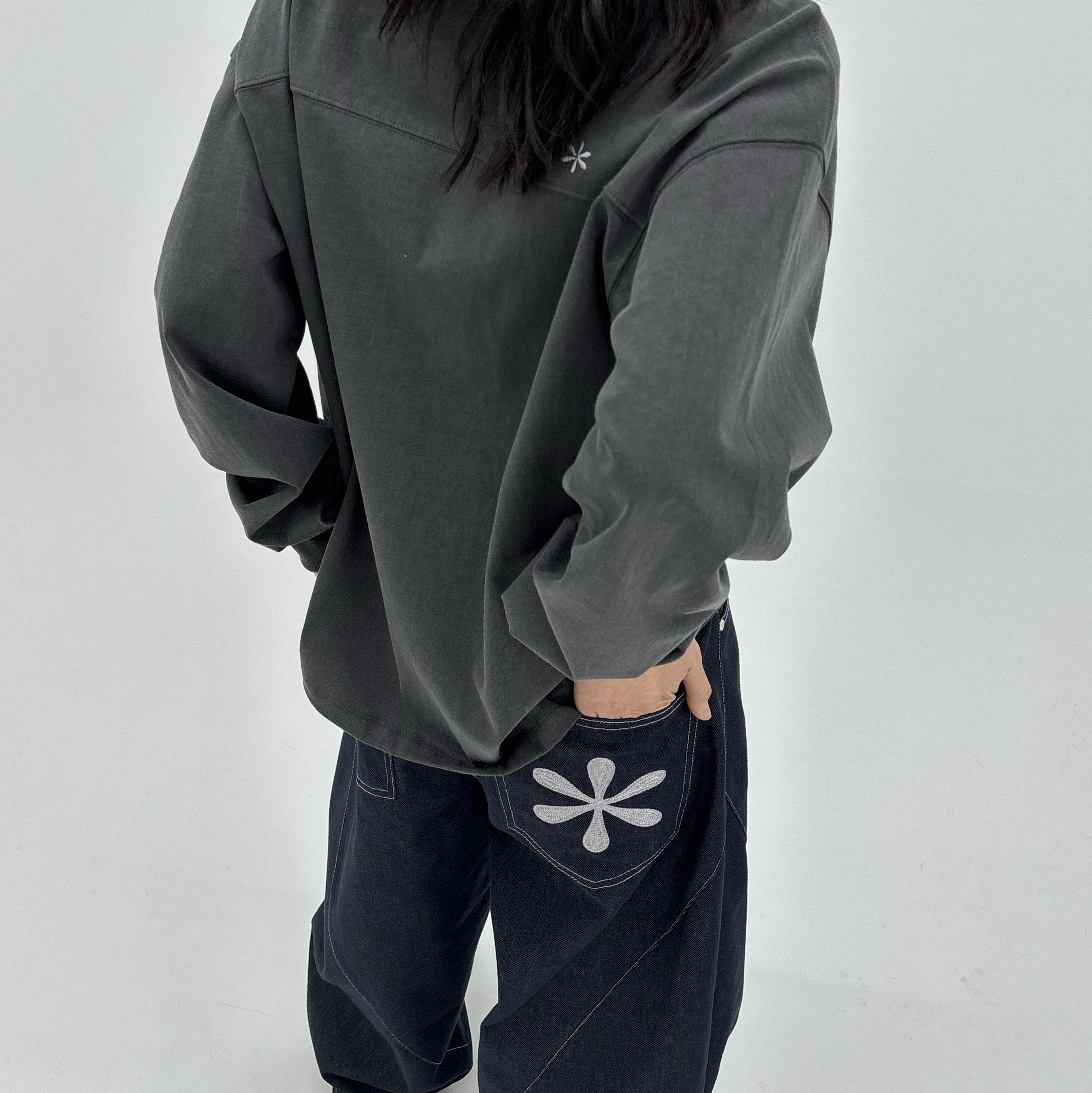 Riomeu Denim Appliqué Long Sleeve T-shirt Charcoal, Riomeu Curved Balloon Denim Pants Indigo 착용 스타일