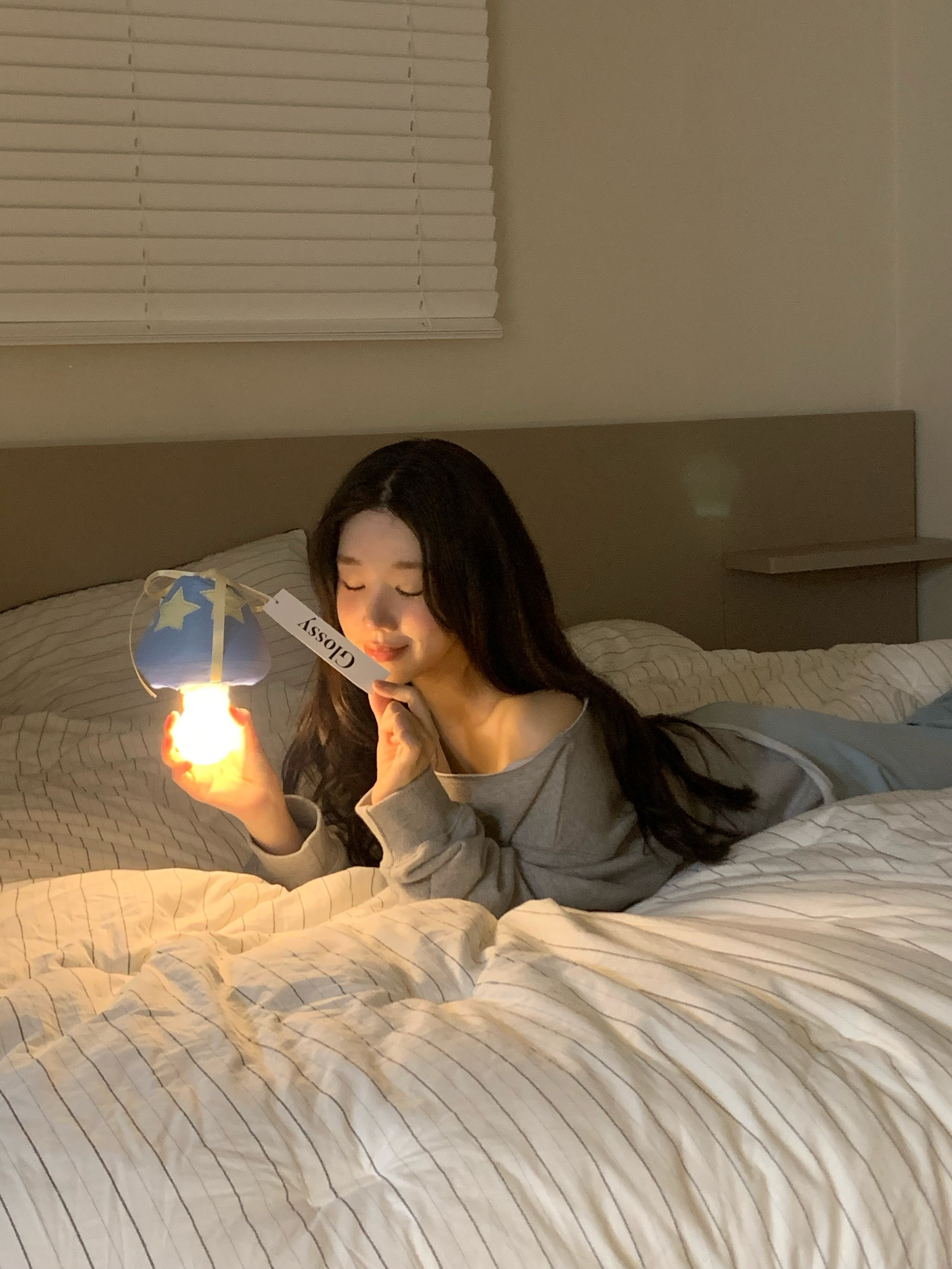 [KREAM 단독] Glossy Candy Star Mushroom Lamp Blue 착용 스타일 - 6