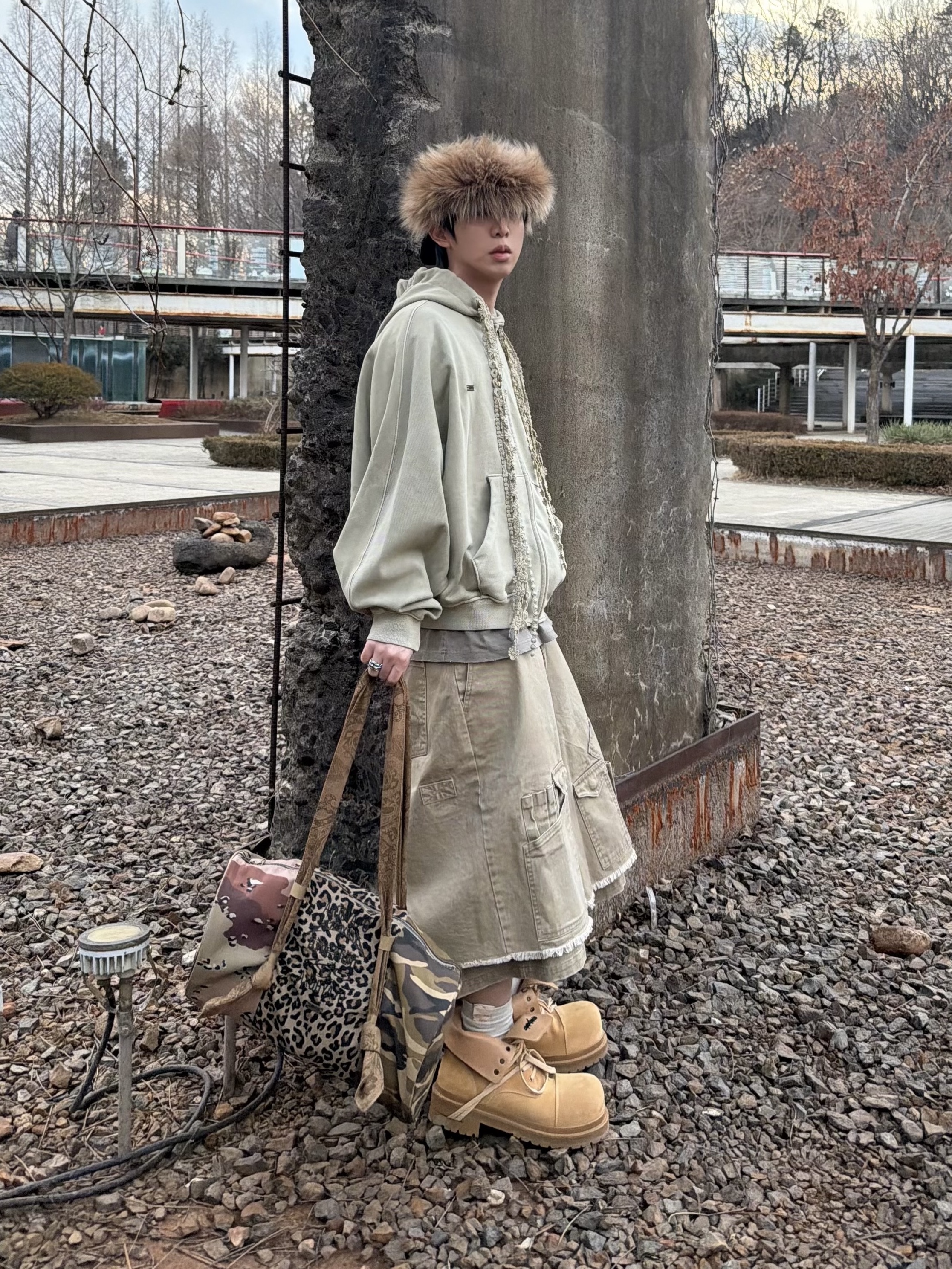 Supreme x True Religion Earflap 5-Panel Dirty Indigo - 25FW, AJOBYAJO Washed Layered Cargo Skirt Shorts Beige 착용 스타일 - 1