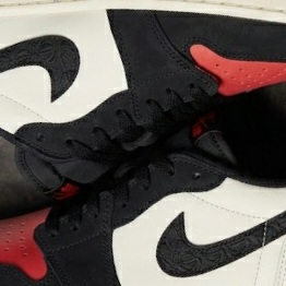 Jordan 1 x Paris Saint-Germain Retro Low OG Sail and Off Noir 착용 스타일