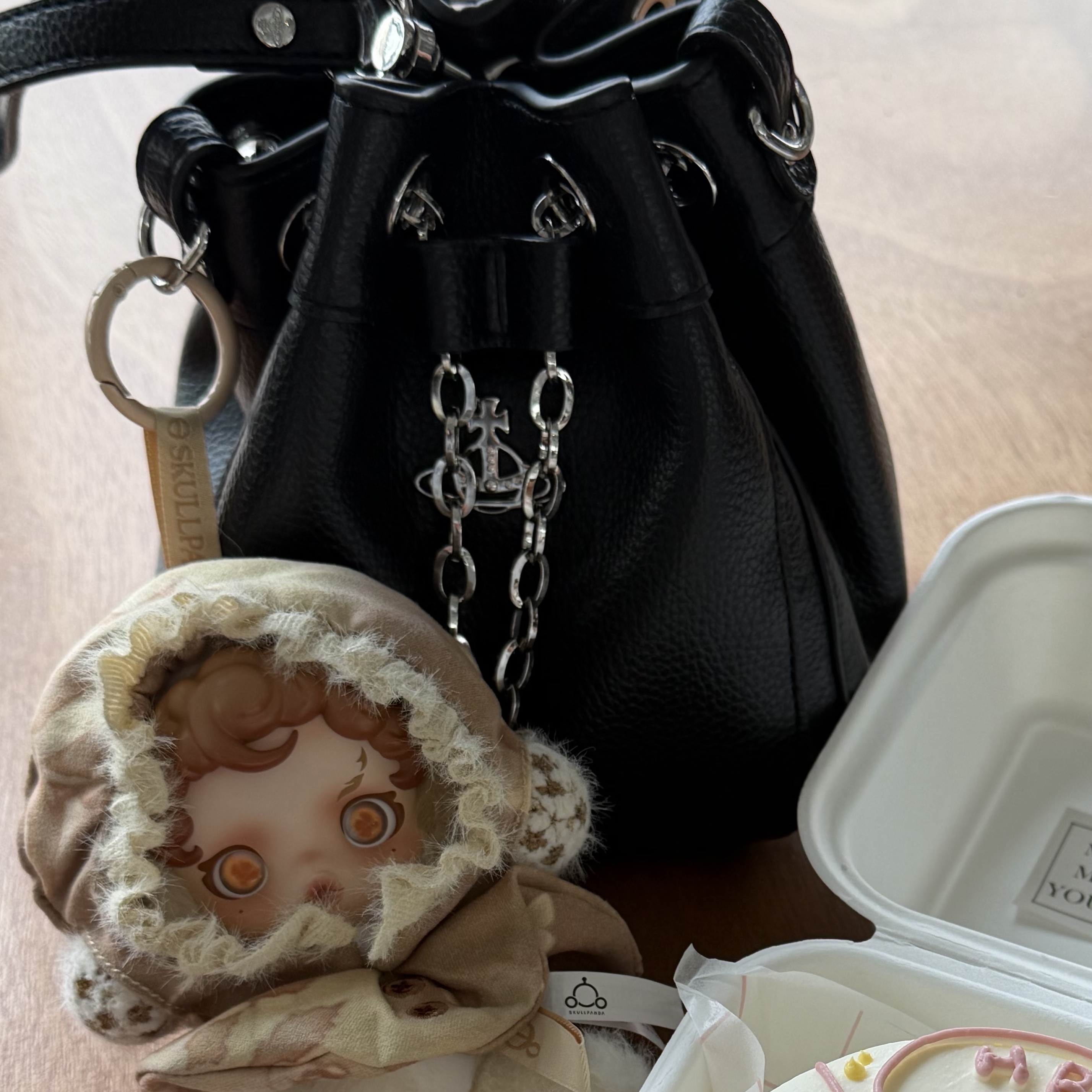 Vivienne Westwood Chrissy Small Bucket Bag Black, Pop Mart Skullpanda L’Impressionnisme Series Plush Doll Amber (Opened Case) 착용 스타일 - 2