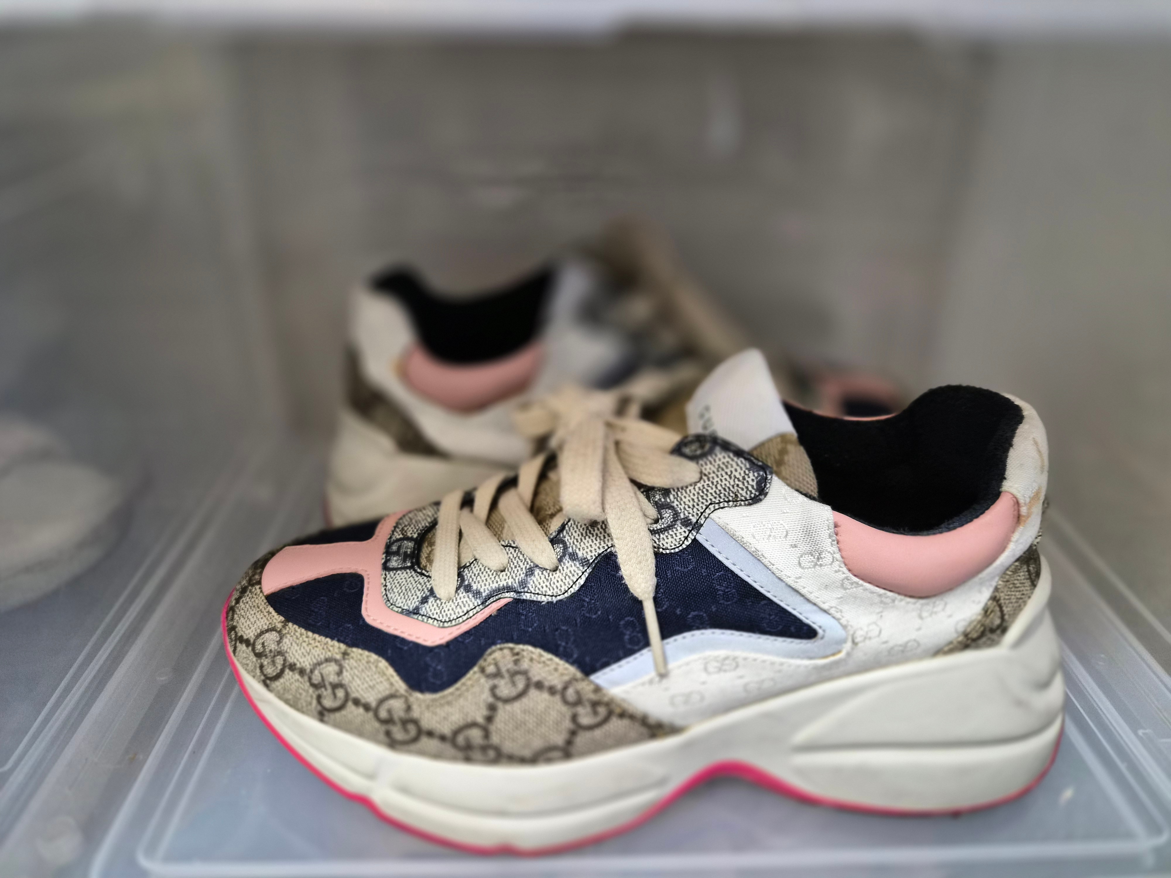 (W) Gucci GG Rhyton Beige Sneakers Ebony Blue 착용 스타일