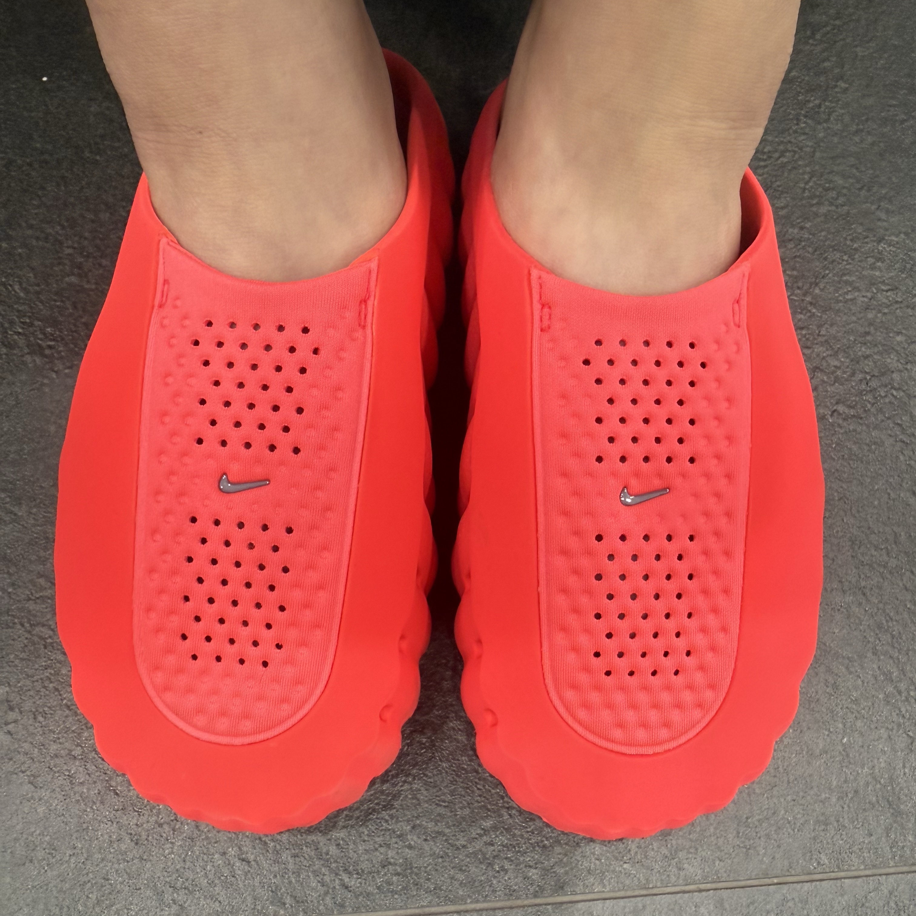 (W) Nike Mind 001 Solar Red Hyper Crimson 착용 스타일 - 1
