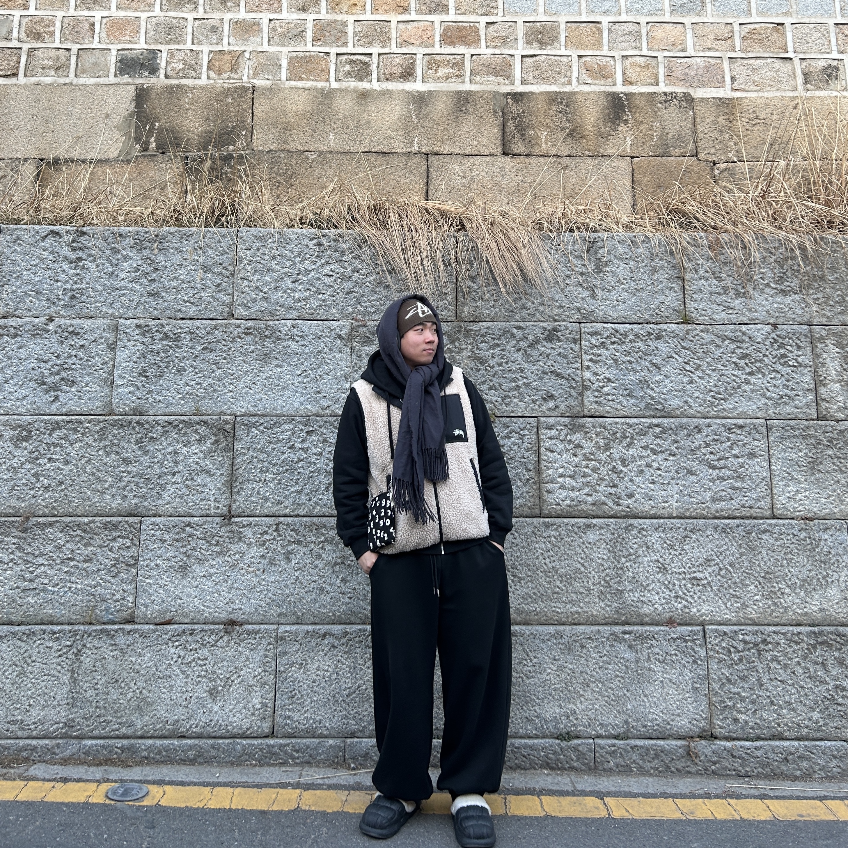 Stussy Sherpa Reversible Vest Beige, Stussy Brushed Out Stock Skullcap Beanie Brown 착용 스타일 - 1