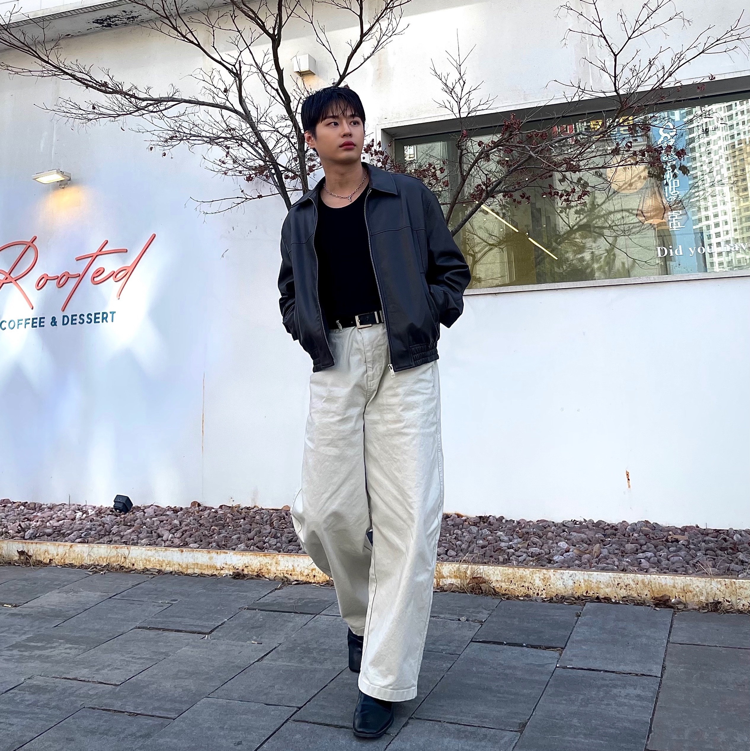 Millo Archive Reflect Curved Chino Pants Beige, Aakam Thorn Patch Sleeveless Black 착용 스타일 - 1