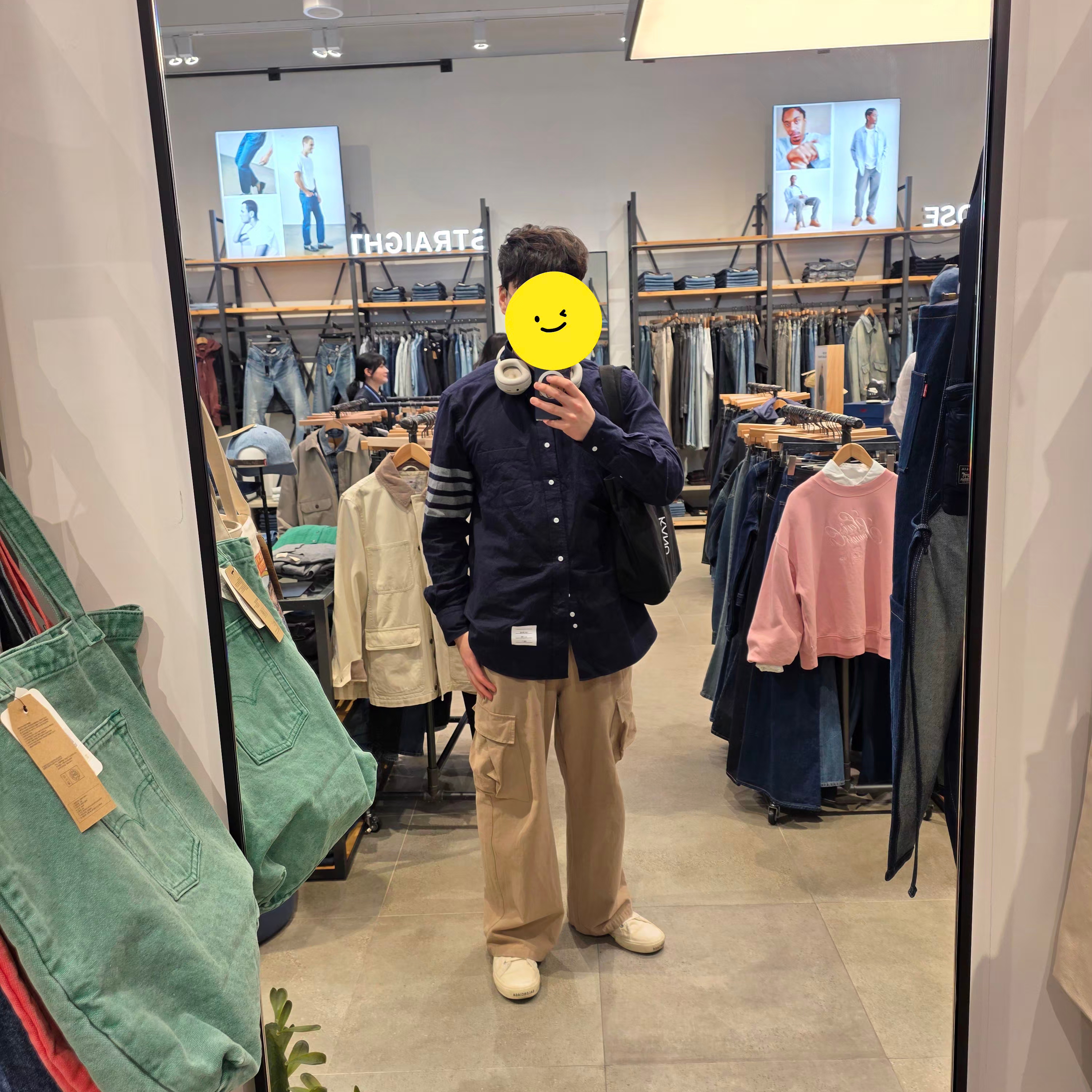 Thom Browne Solid Flannel 4-Bar Straight Fit Shirt Navy, Balenciaga Paris Low Top Sneakers White 착용 스타일