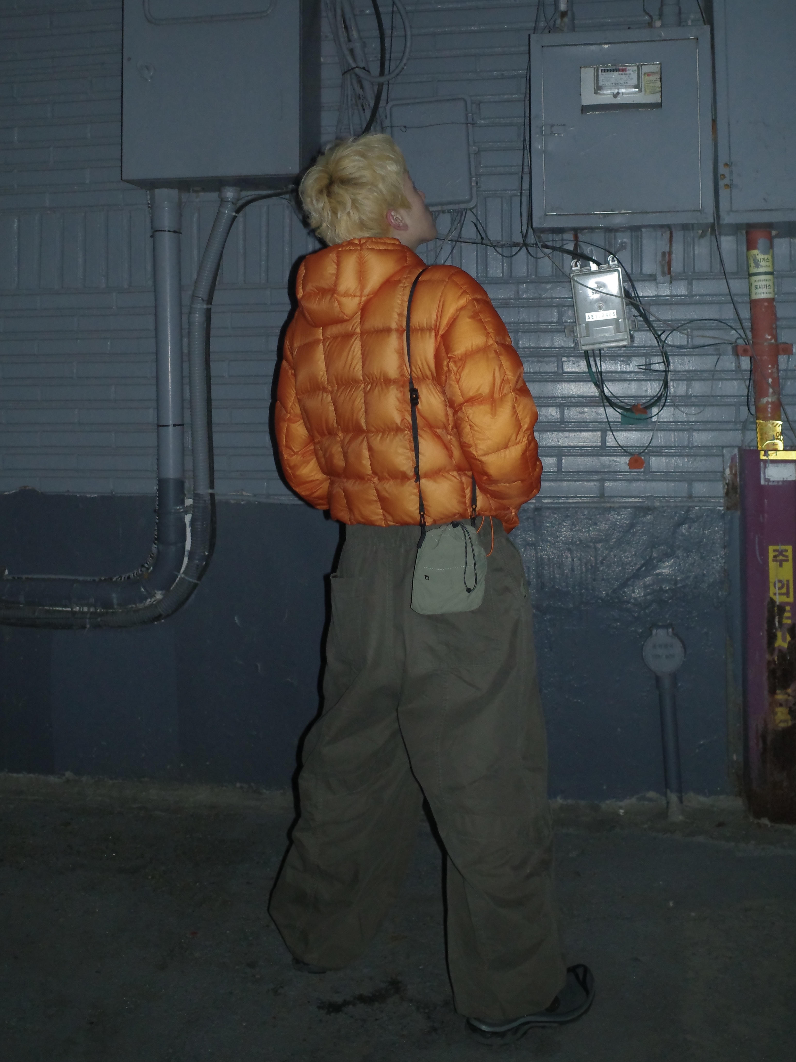Stussy Midweight Hooded Puffer Orange, Asics x Vivienne Westwood Gel-Kayano 27 LTX Black 착용 스타일 - 3