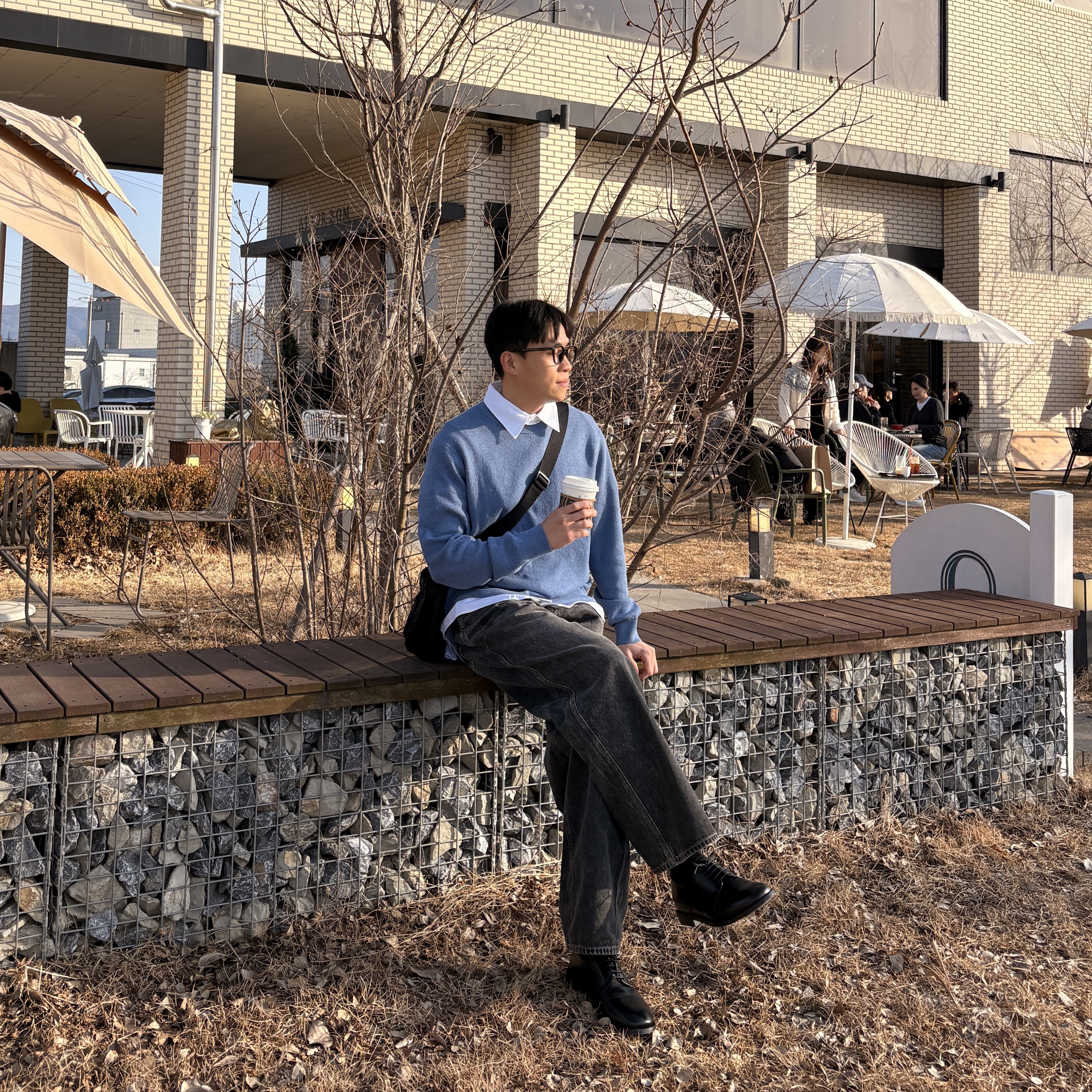 POSTMAN T-3 Derby Black, Uniqlo Multi Pocket Shoulder Bag Black 착용 스타일 - 3