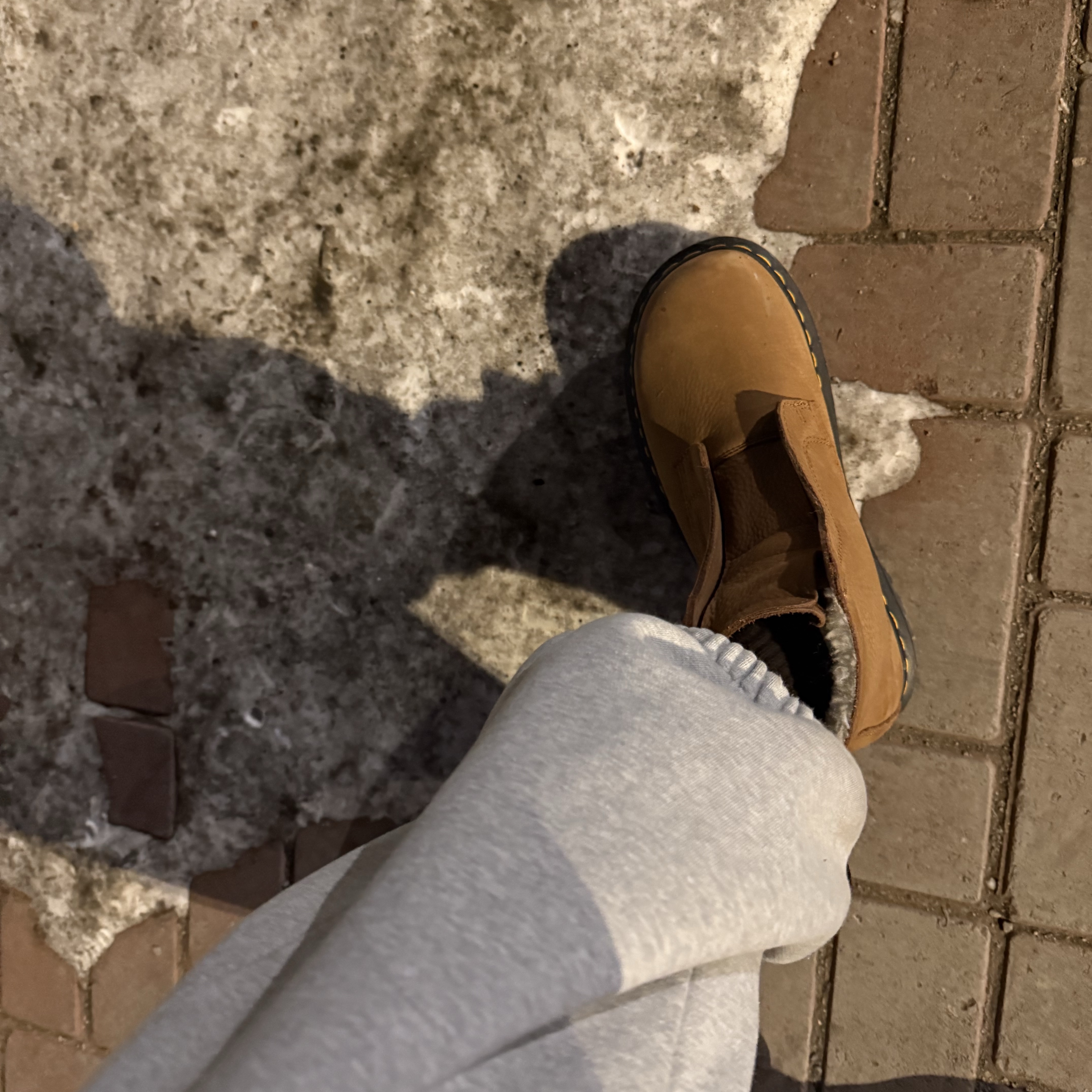 Dr. Martens Zebzag Laceless Boots Desert Brown 착용 스타일