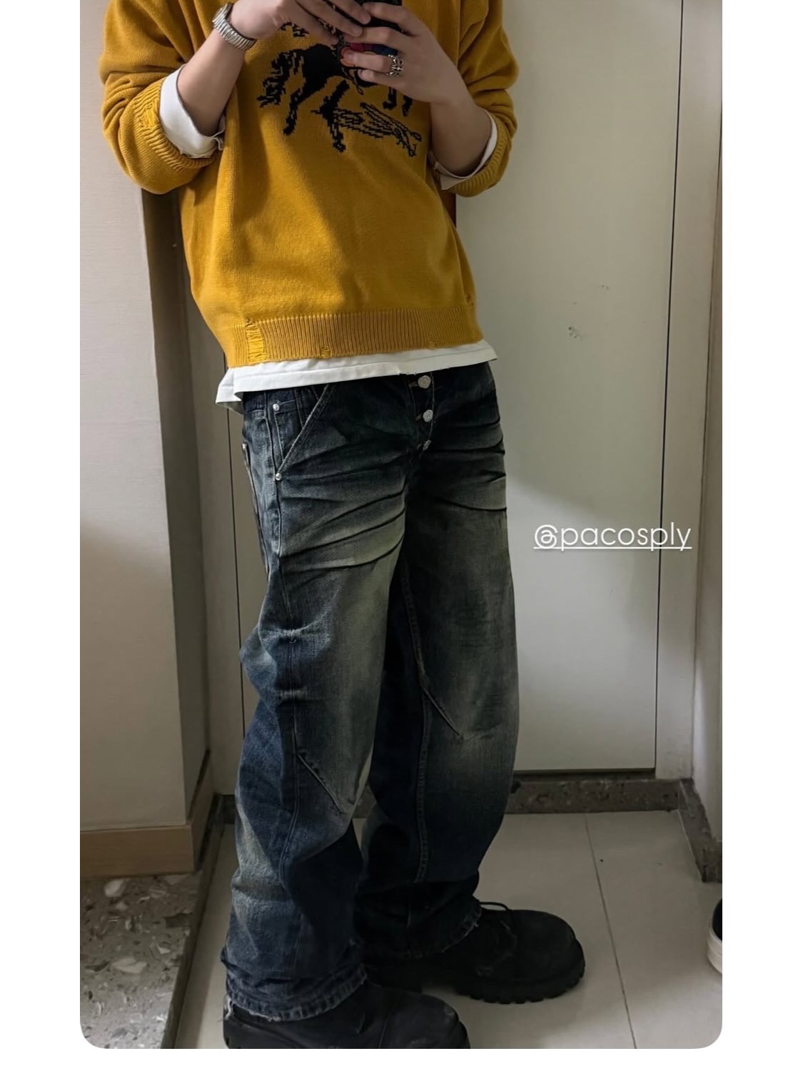 PACOSPLY Destroyed Falling Angel Knit Mustard, PACOSPLY Rwm Jeans Dirty Blue 착용 스타일