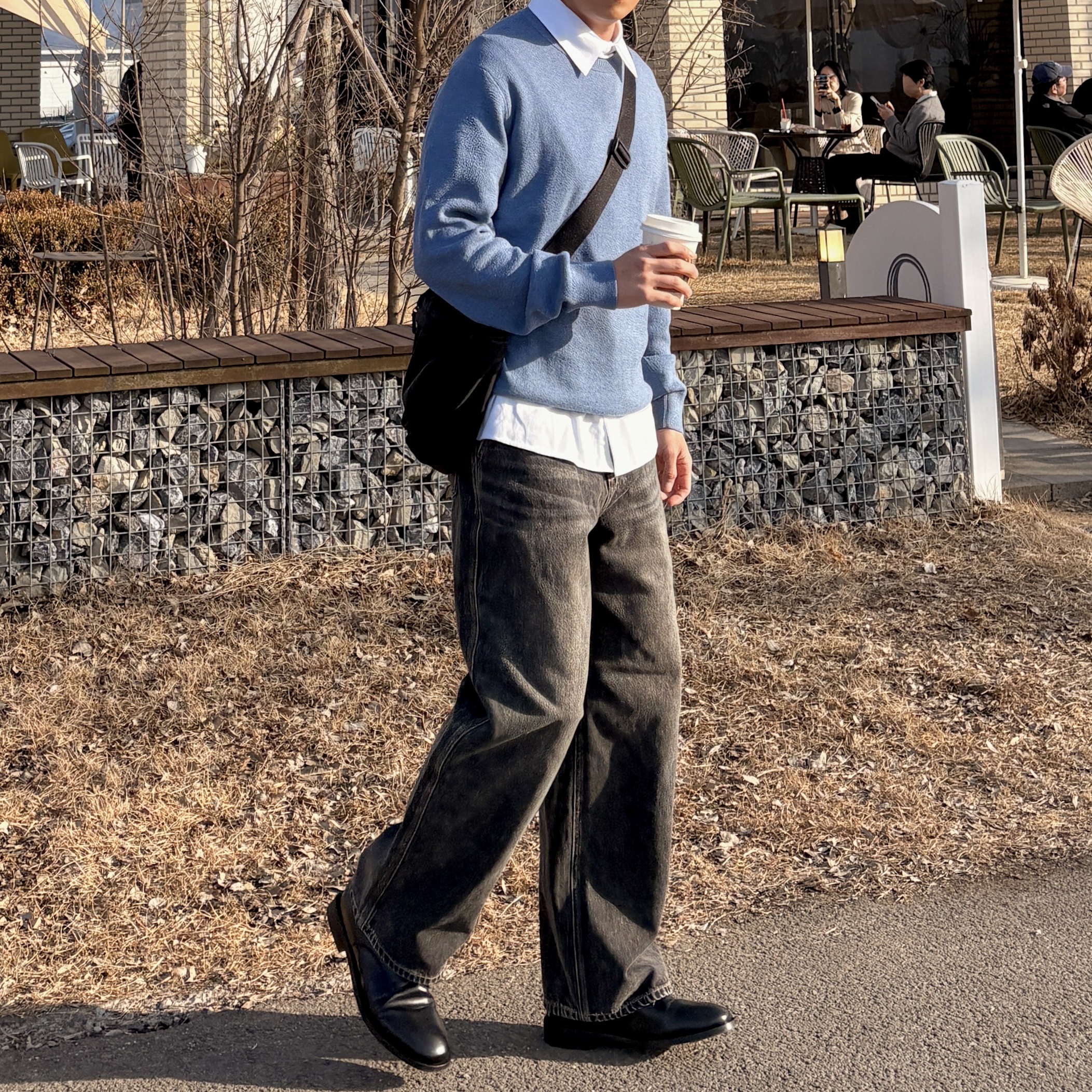 POSTMAN T-3 Derby Black, Uniqlo Multi Pocket Shoulder Bag Black 착용 스타일 - 5