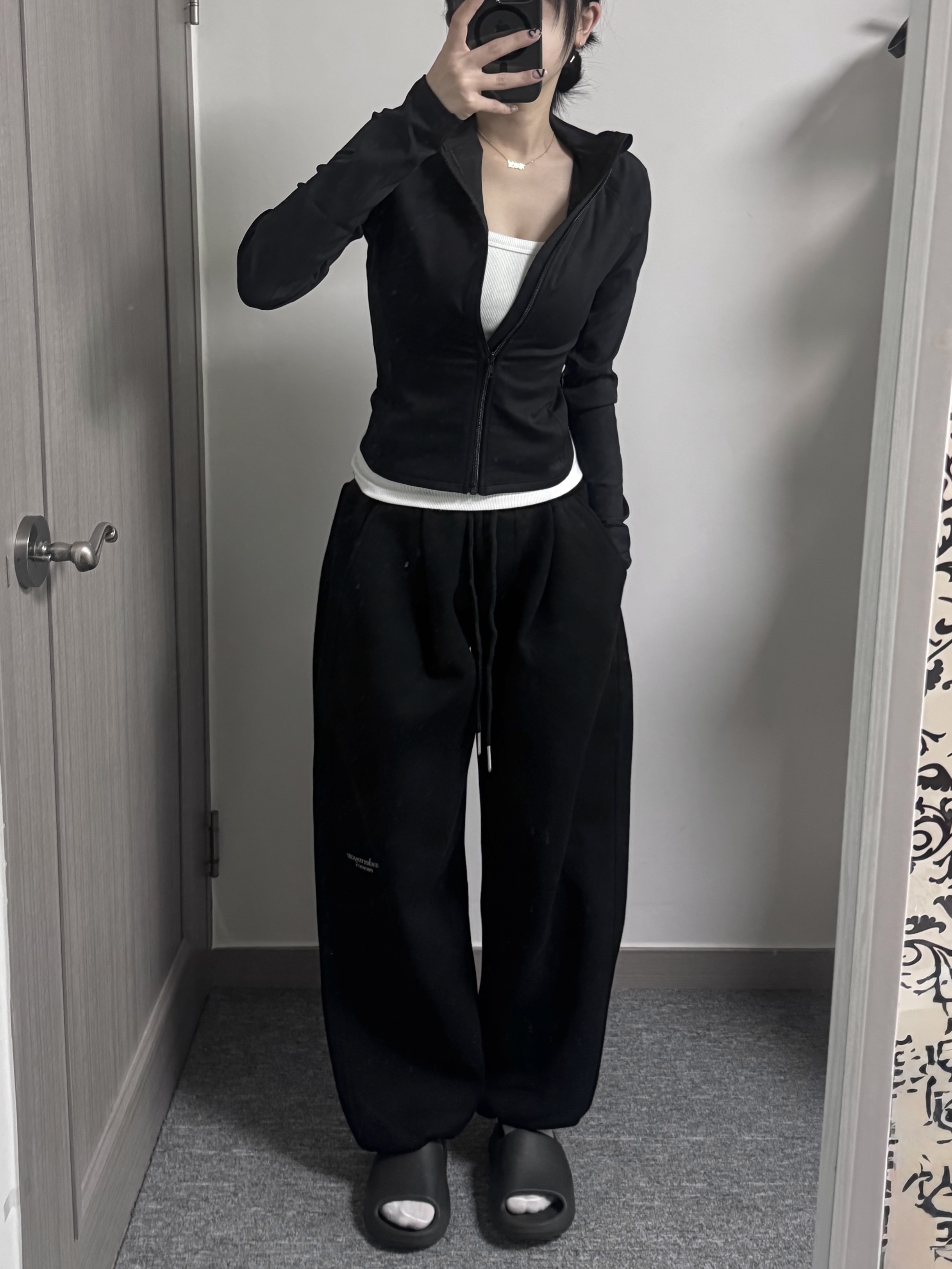 Undermycar Mu.03 Anti Fxxking Logo Play Oversized Sweat Jogger Black, Adidas Yeezy Slide Onyx 착용 스타일 - 1