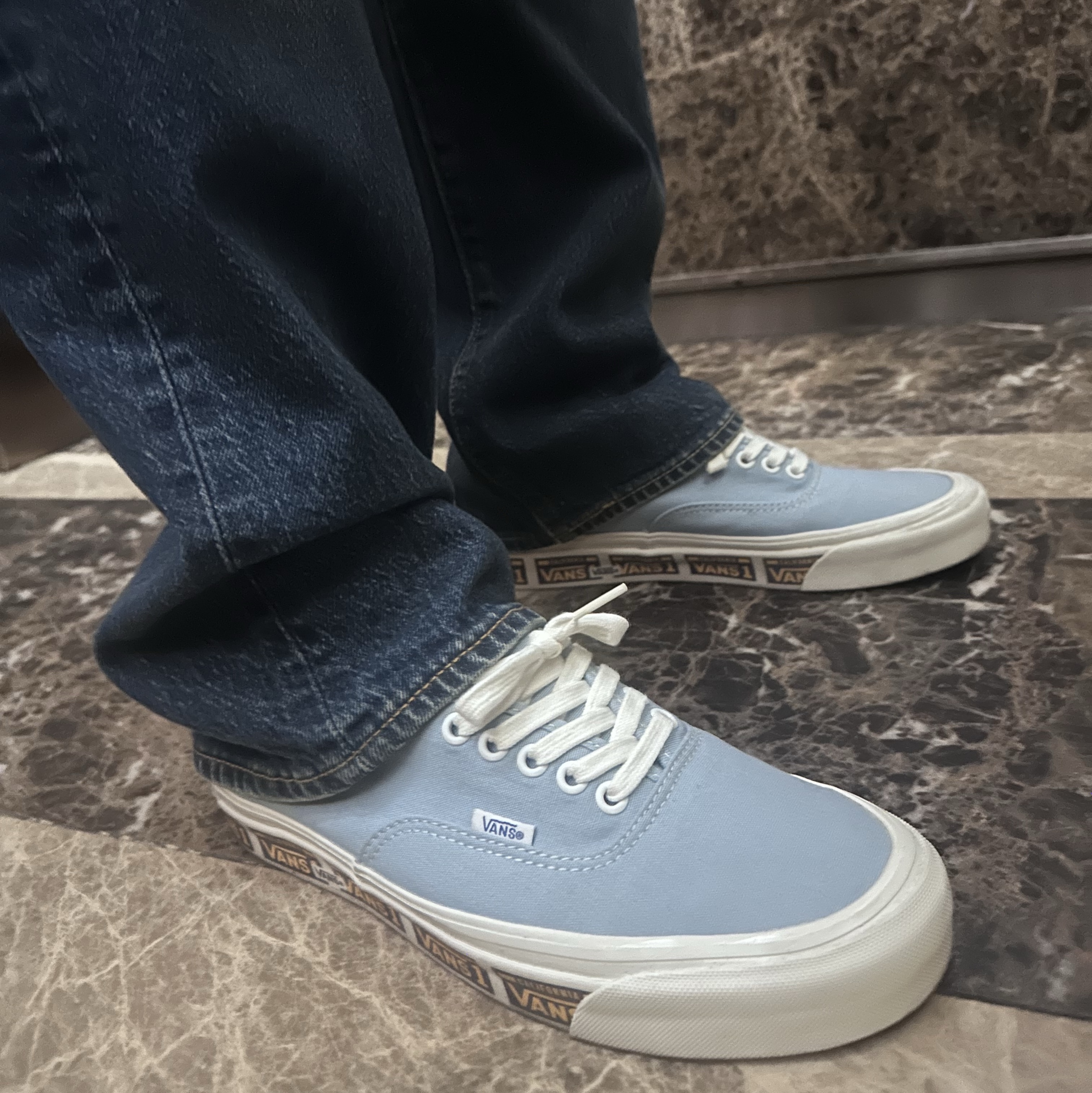 Vans UA Authentic 44 DX Vanity Plate Light Blue 착용 스타일 - 3