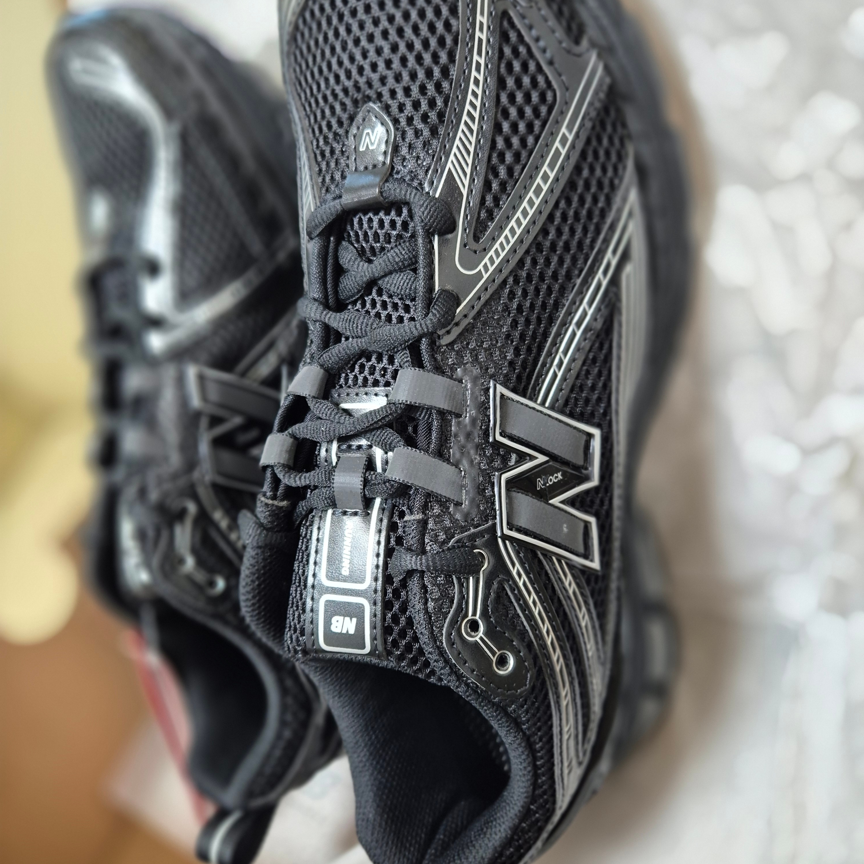 New Balance 1906R Black Silver Metallic 착용 스타일 - 3