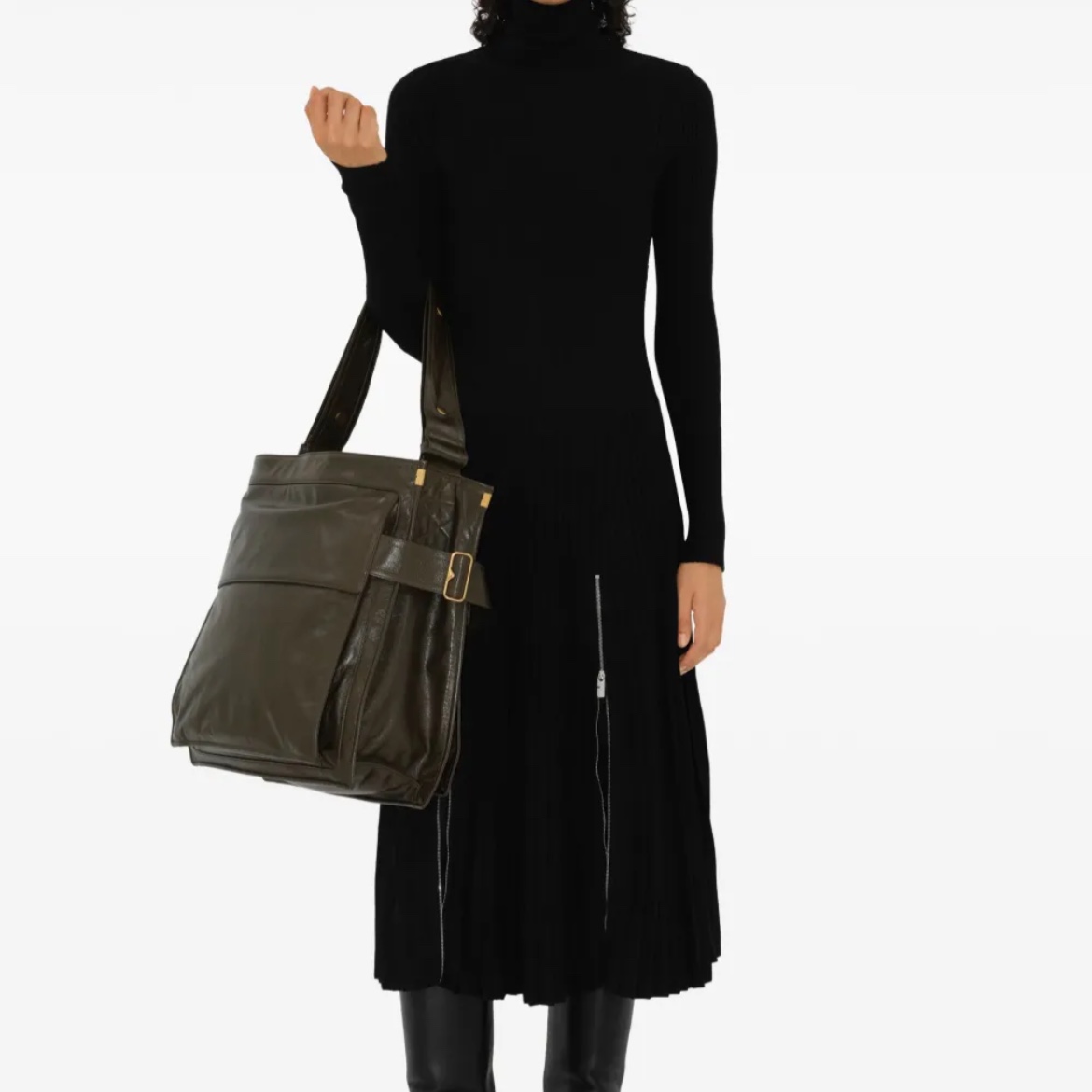 Burberry Medium Trench Tote Bag Black 착용 스타일 - 2