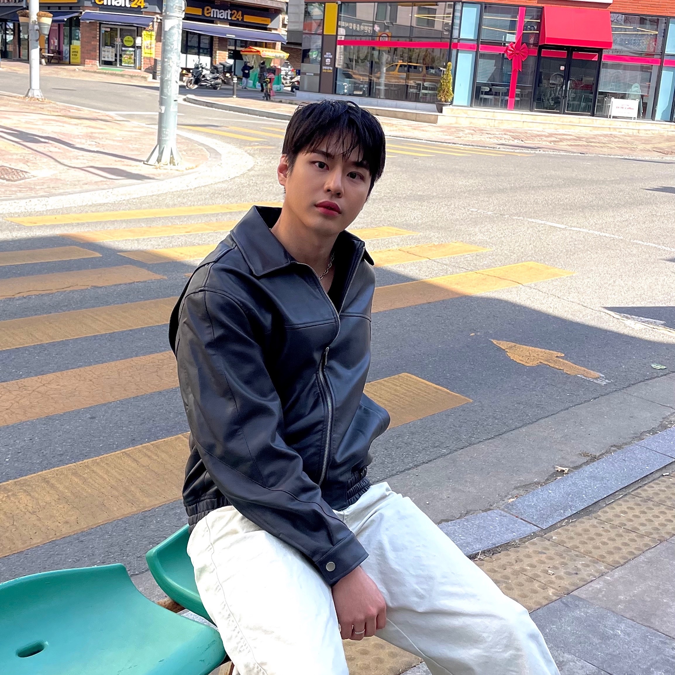 Millo Archive Reflect Curved Chino Pants Beige, Aakam Thorn Patch Sleeveless Black 착용 스타일 - 4