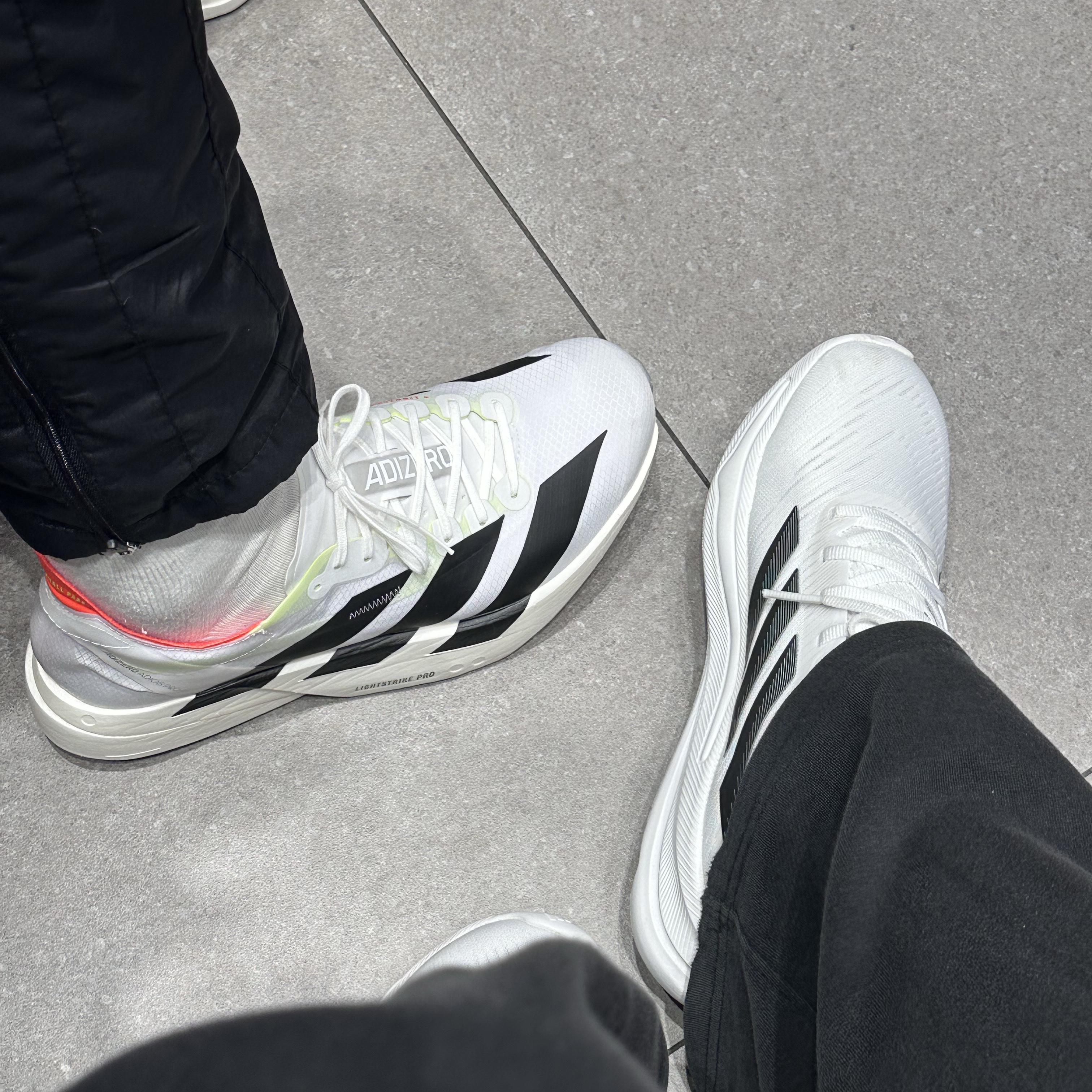 Adidas Adizero Adios Pro 4 Cloud White Core Black, Adidas Supernova Ease Cloud White Dash Grey 착용 스타일 - 2