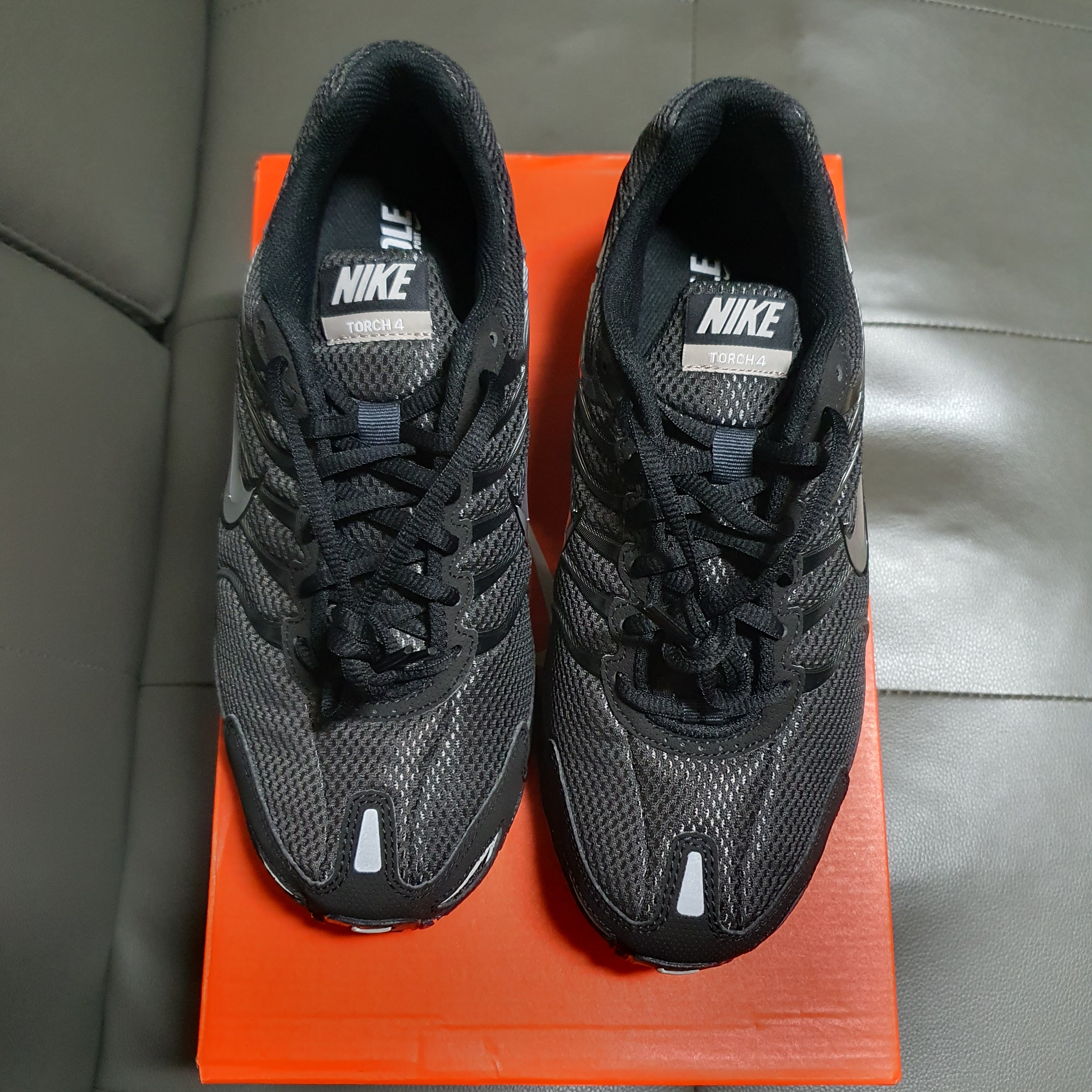 Nike Air Max Torch 4 Anthracite Metallic Silver 착용 스타일
