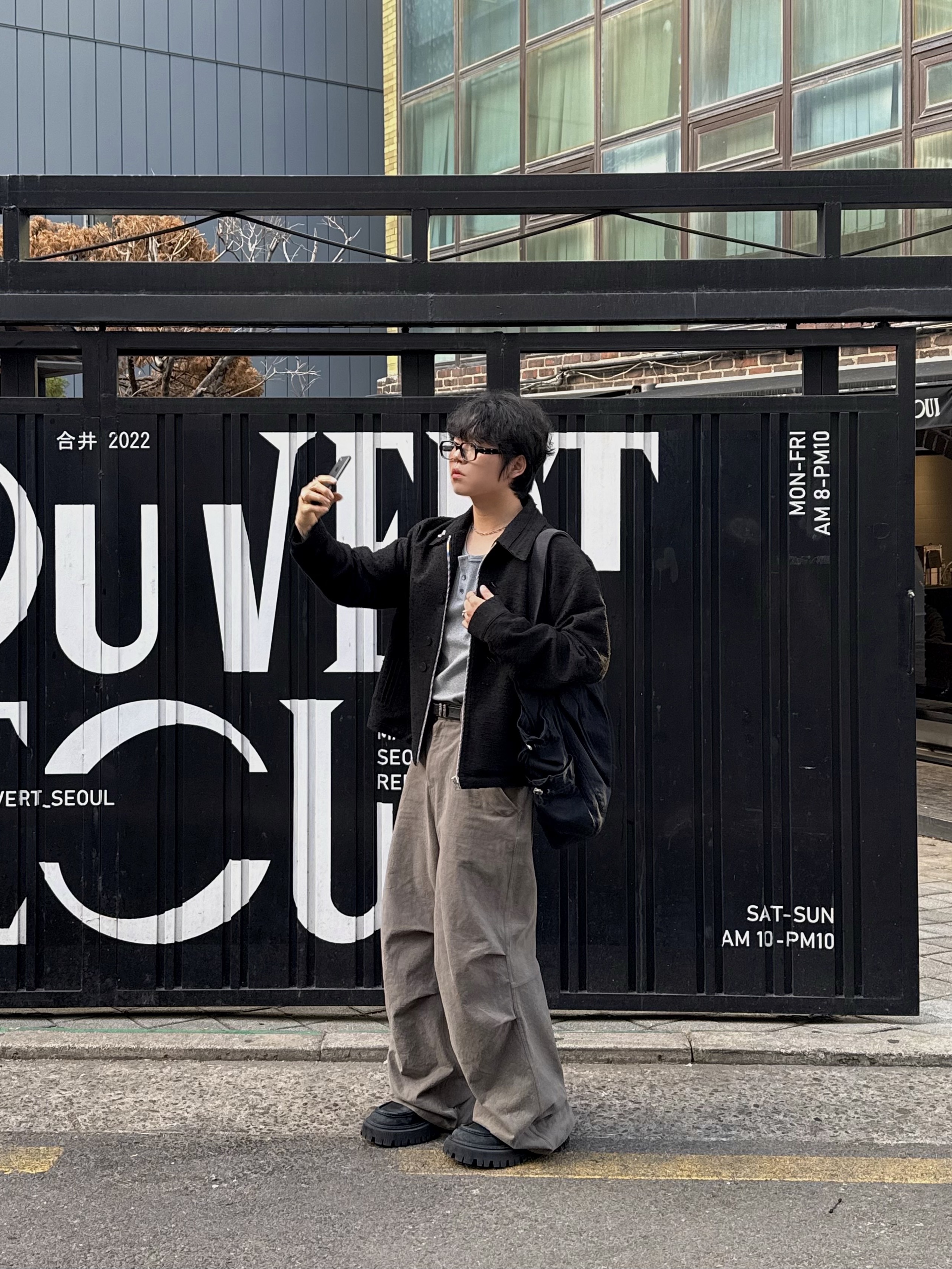 Gentle Monster x Maison Margiela MM114 Black Clear, Balenciaga Tractor Loafers Black 착용 스타일 - 4