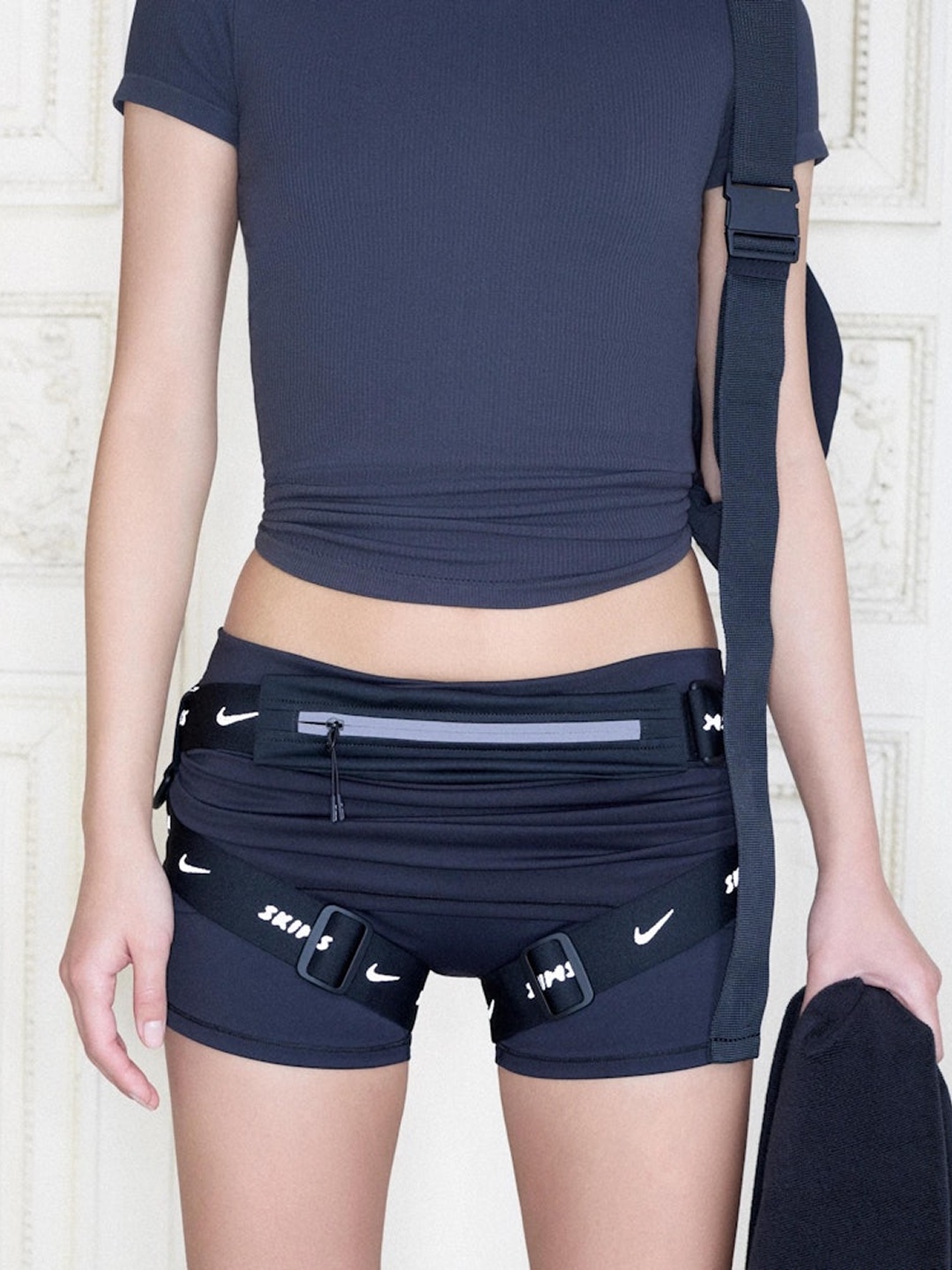 (W) NikeSKIMS Rift Satin Silt Red, (W) NikeSKIMS Rift Mesh Black Dark Smoke Grey 착용 스타일 - 5