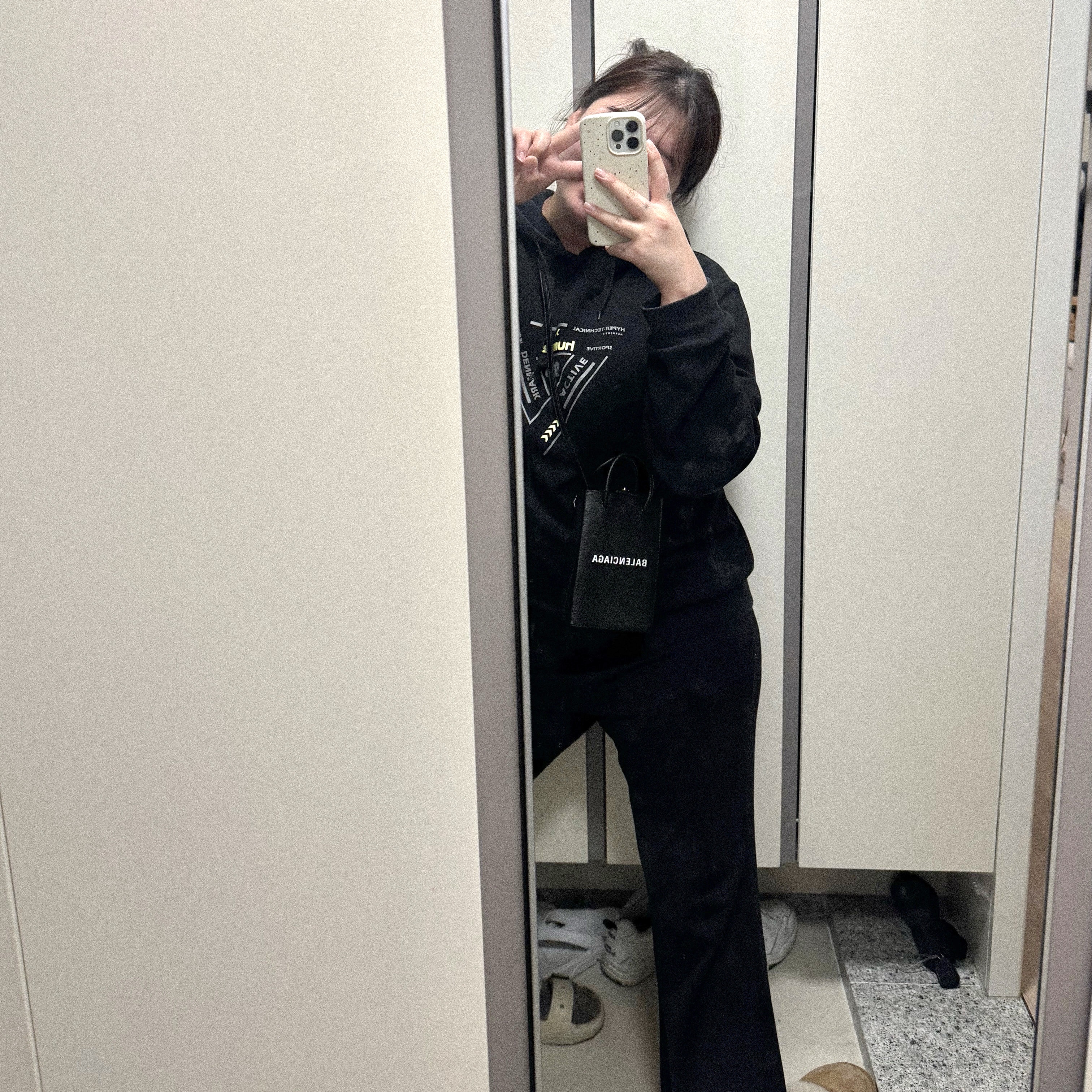Balenciaga Mini Shopping Bag Phone Holder Black 착용 스타일