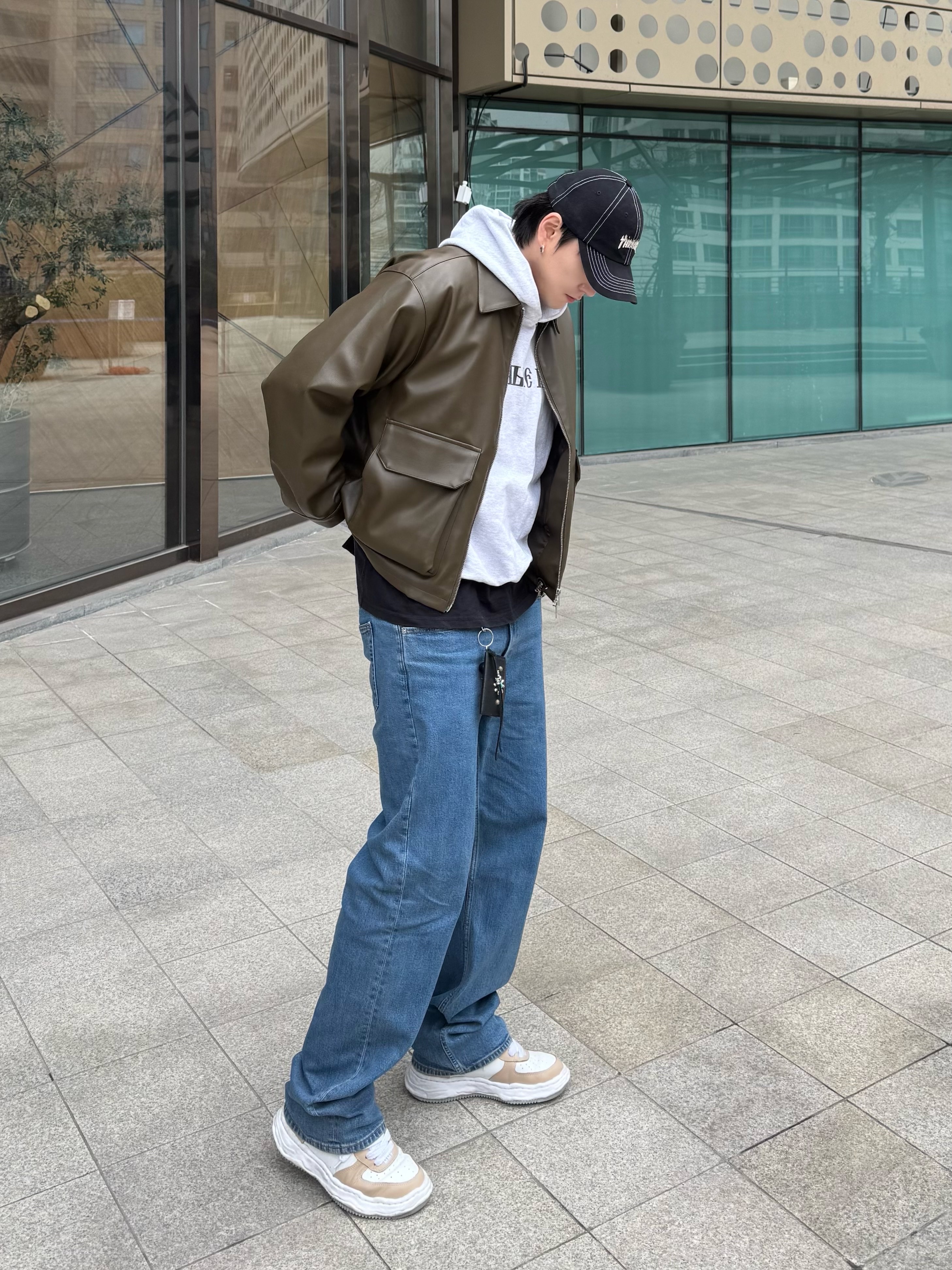 Maison Mihara Yasuhiro Wayne OG Sole Leather Low-top Sneakers Beige White, Yeezy x Gosha Rubchinskiy YZY Black Dogs Hoodie Heather Grey 착용 스타일 - 4