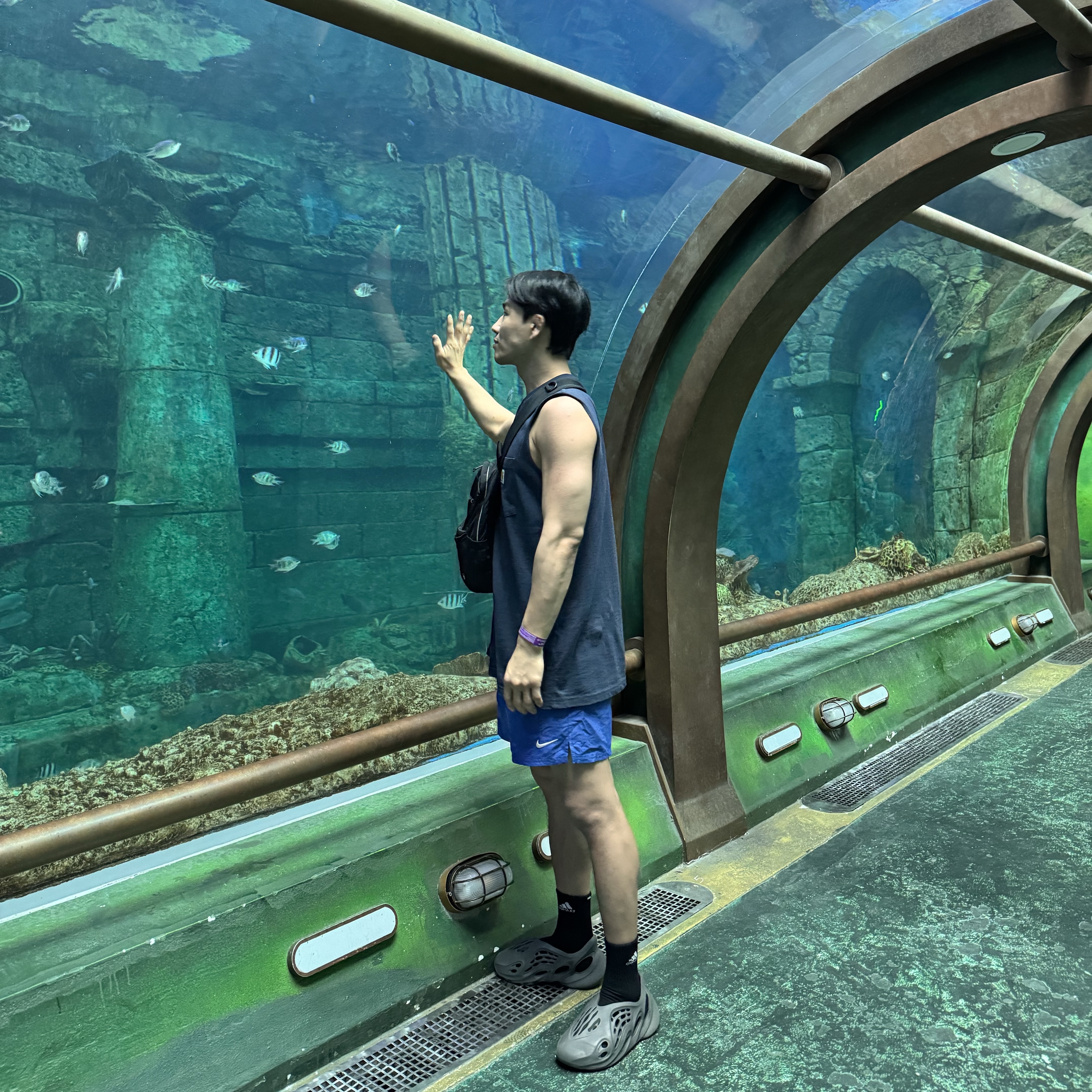 Adidas Yeezy Foam RNNR Carbon 착용 스타일 - 3