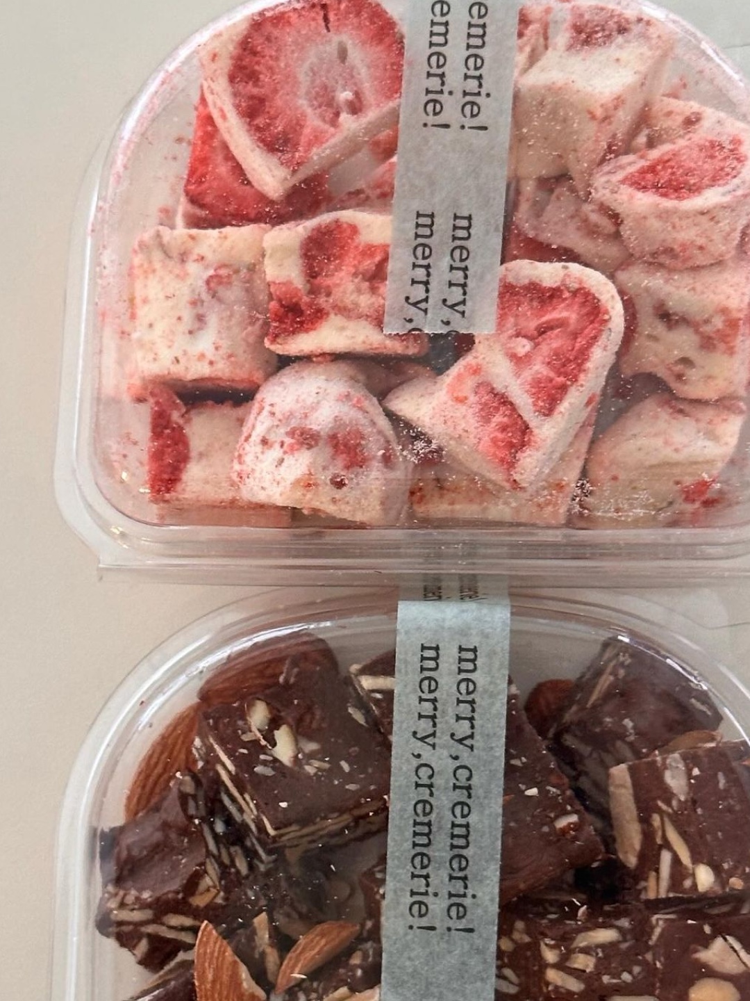 [KREAM 단독] DORÉ DORÉ Daisy Chocolate Marshmallow Cookie Set 착용 스타일 - 4