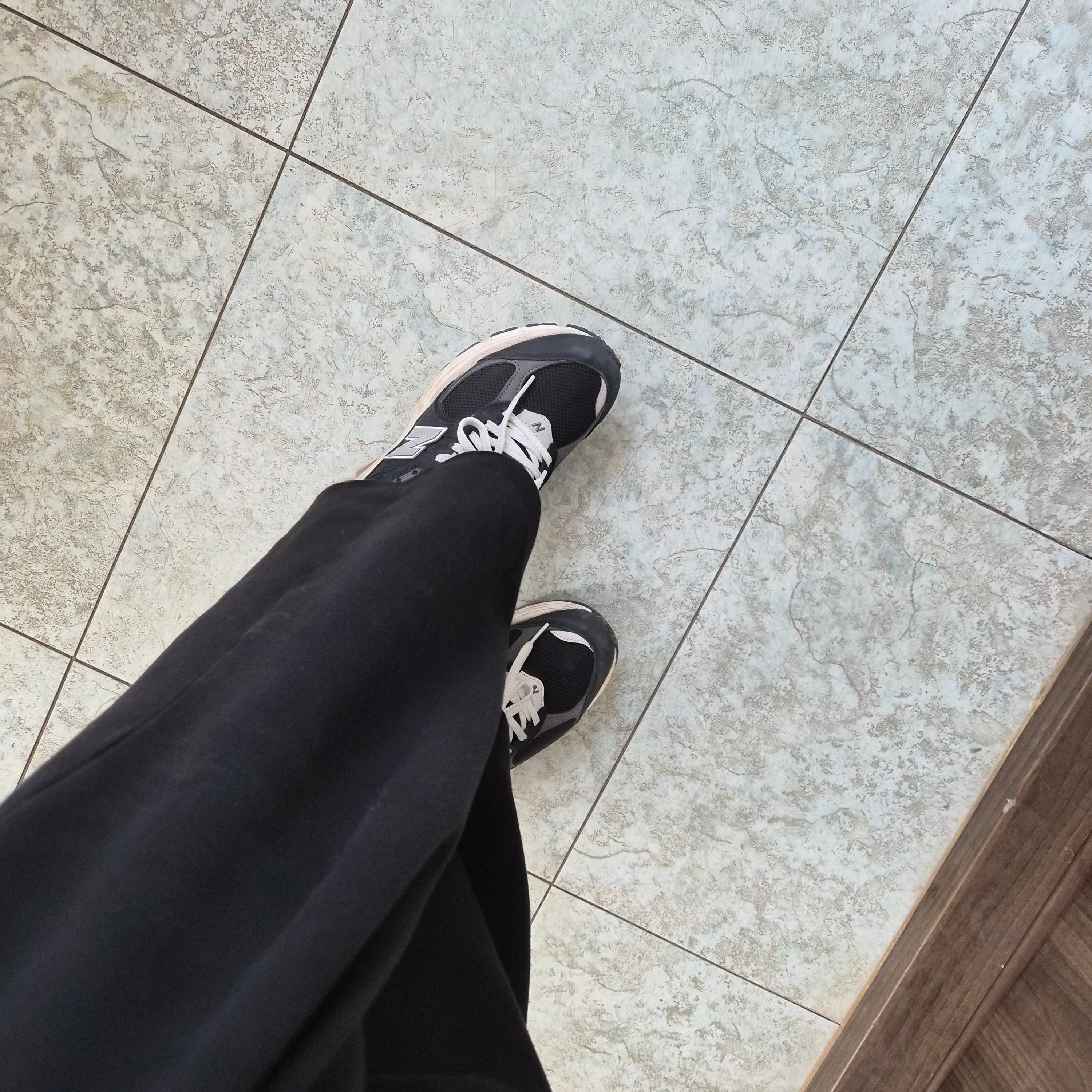 New Balance 2002R Premium Vintage Black 착용 스타일