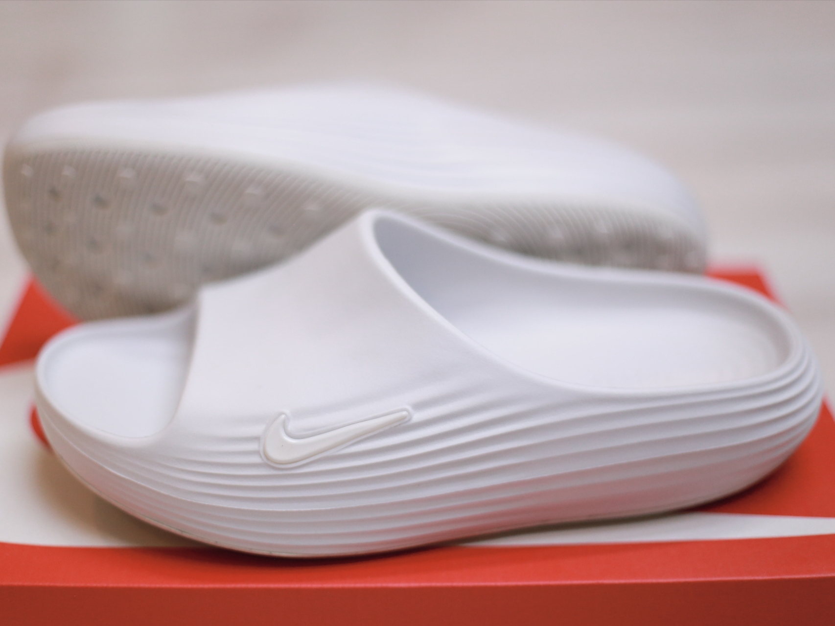 Nike ReactX Rejuven8 Slide Summit White 착용 스타일 - 4
