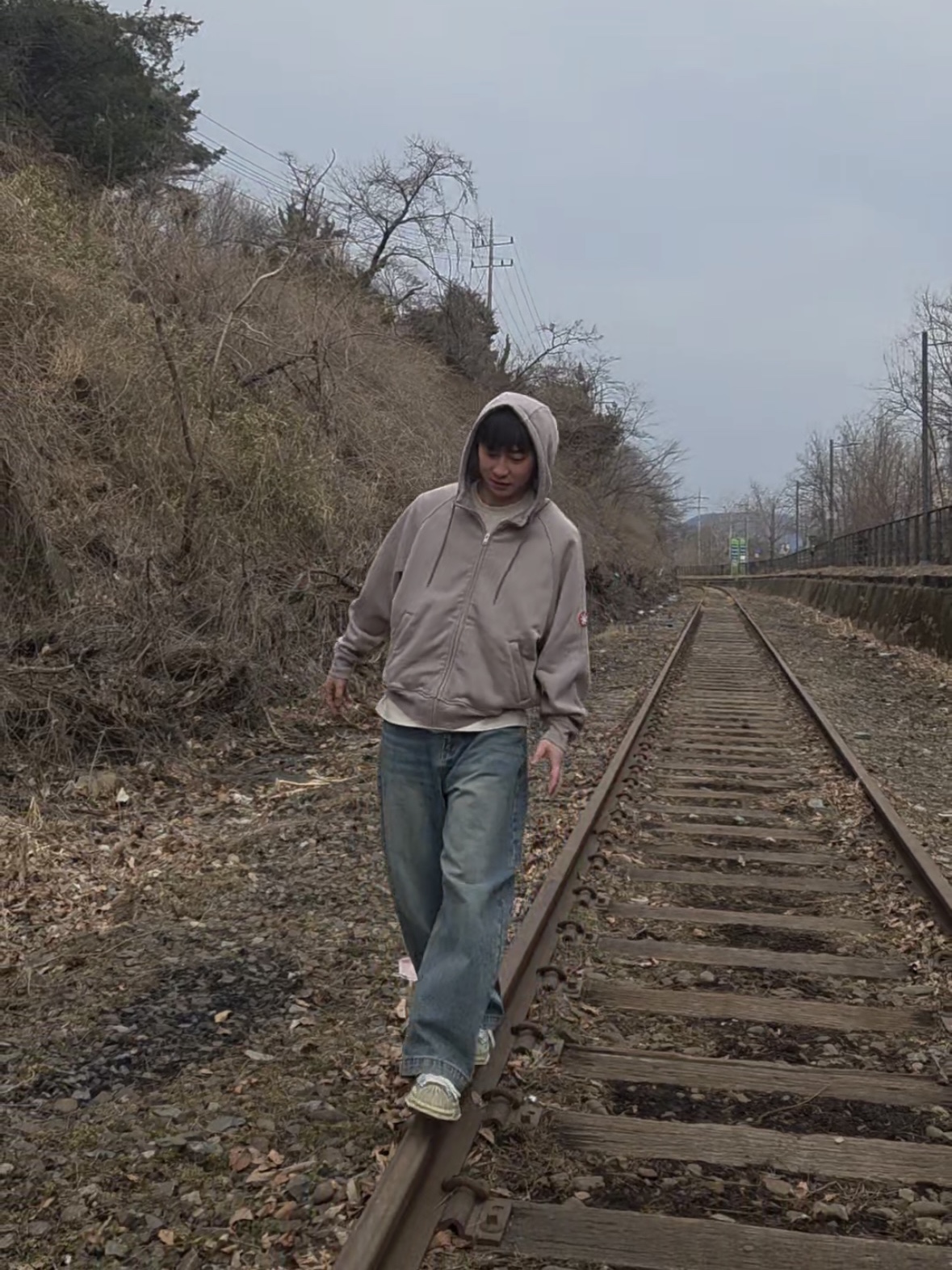 Cav Empt Solid Big Heavy Zip Hoody Beige - 26SS, Maison Mihara Yasuhiro Blakey OG Sole Distressed Canvas Low-top Sneakers White 착용 스타일 - 2