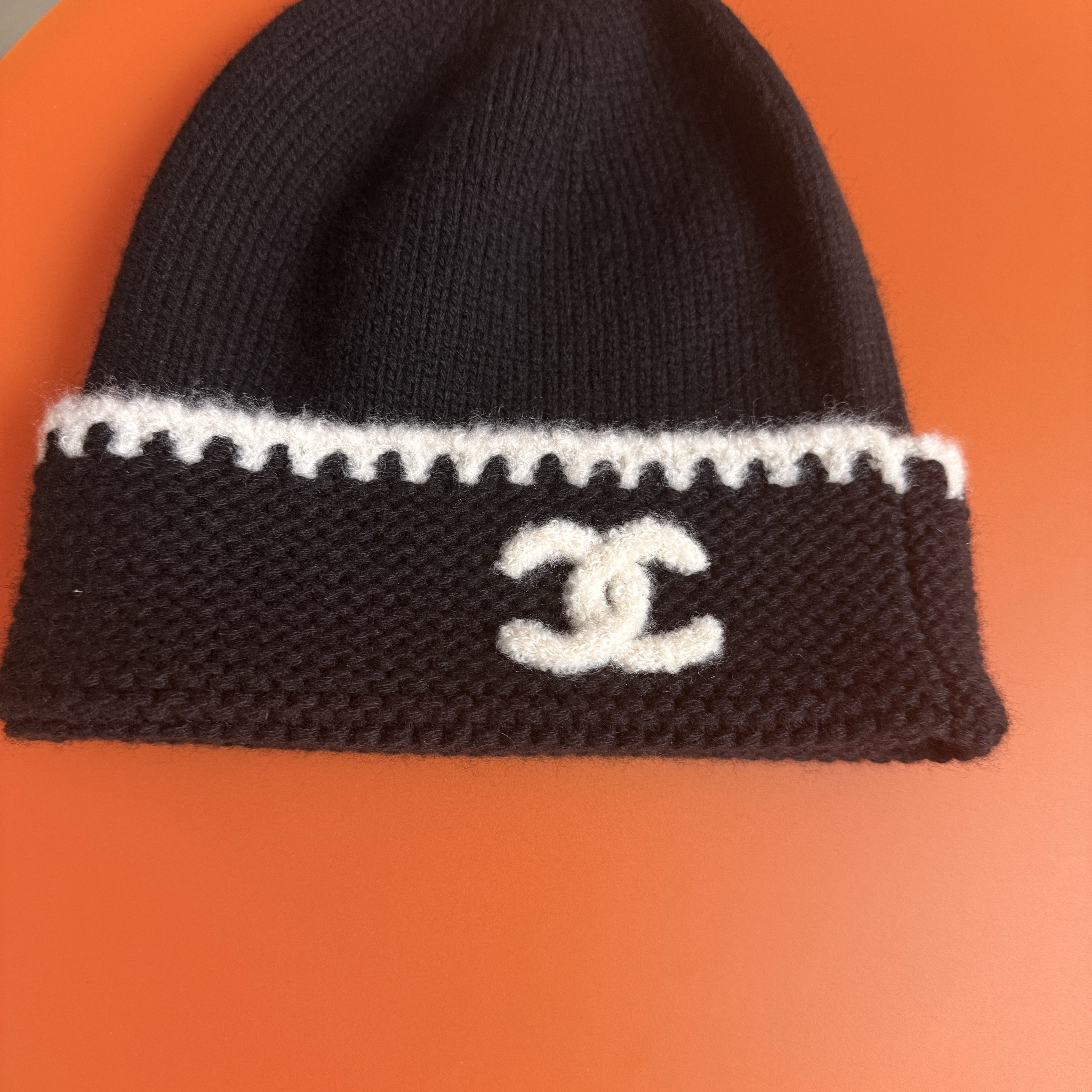 Chanel Beanie Cashmere & Black White 착용 스타일 - 3