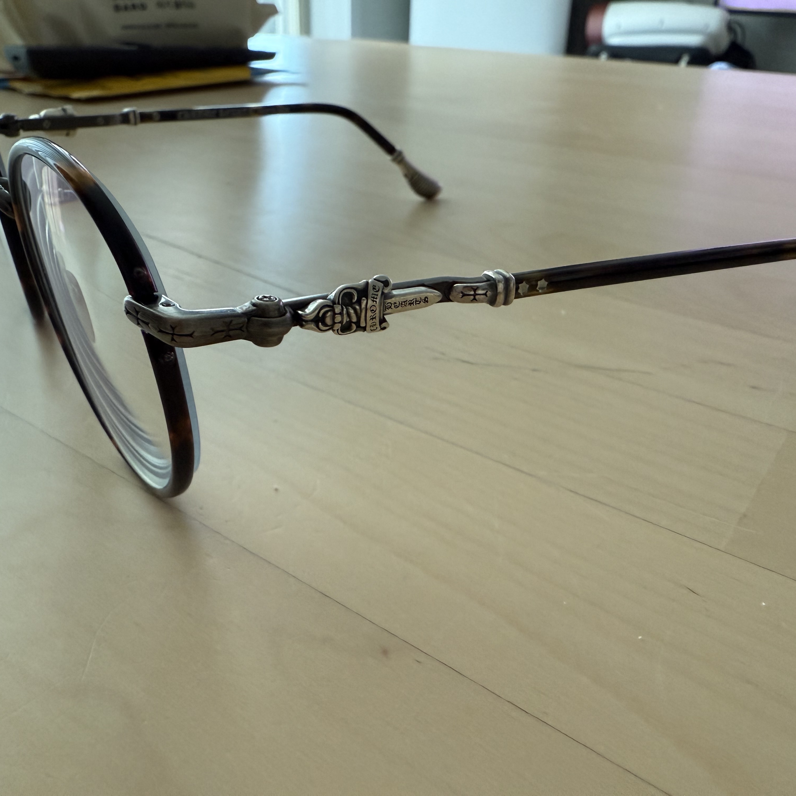 Chrome Hearts Firkin Dark Tortoise Antique Silver 착용 스타일 - 1