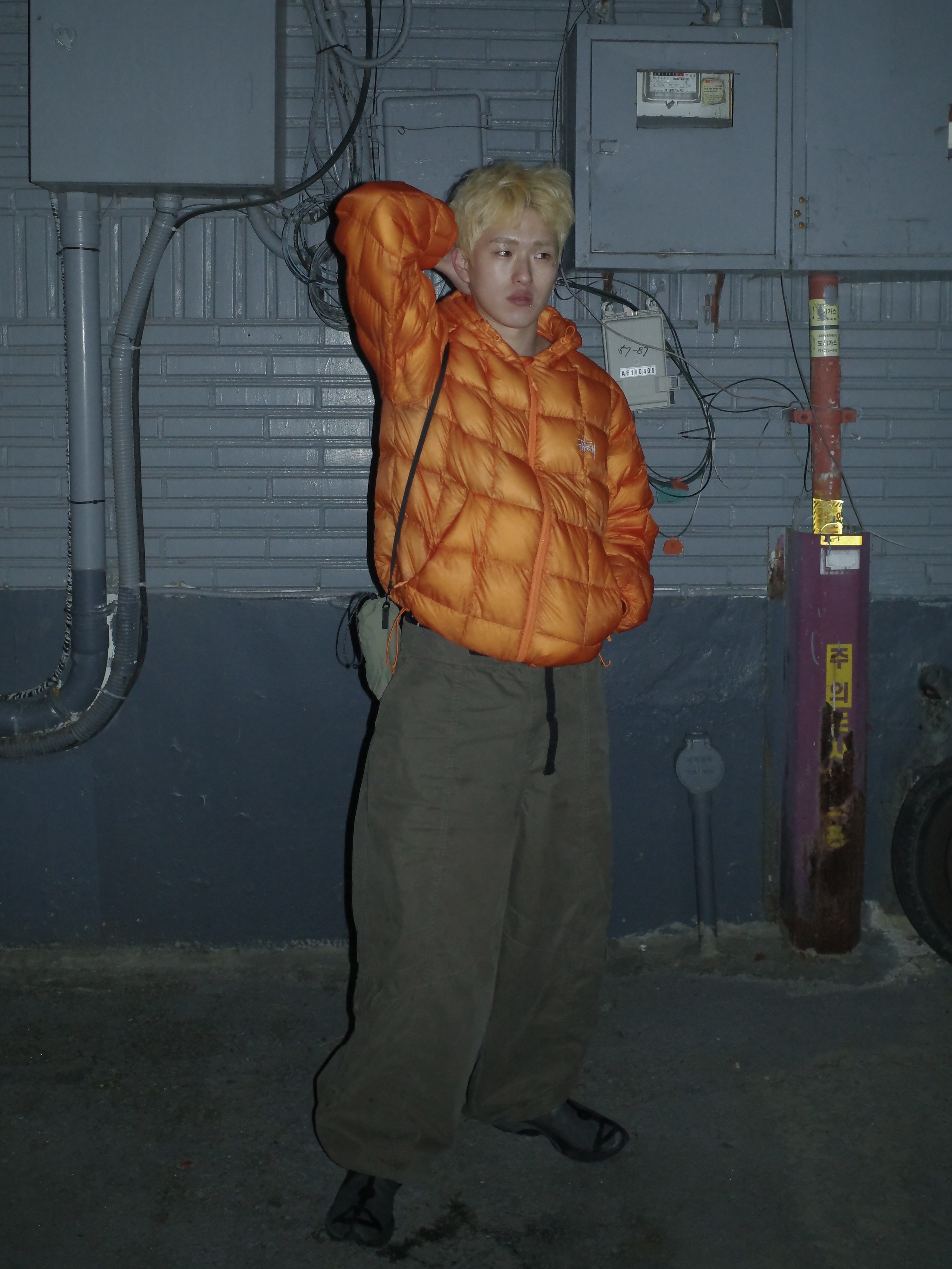 Stussy Midweight Hooded Puffer Orange, Asics x Vivienne Westwood Gel-Kayano 27 LTX Black 착용 스타일 - 2